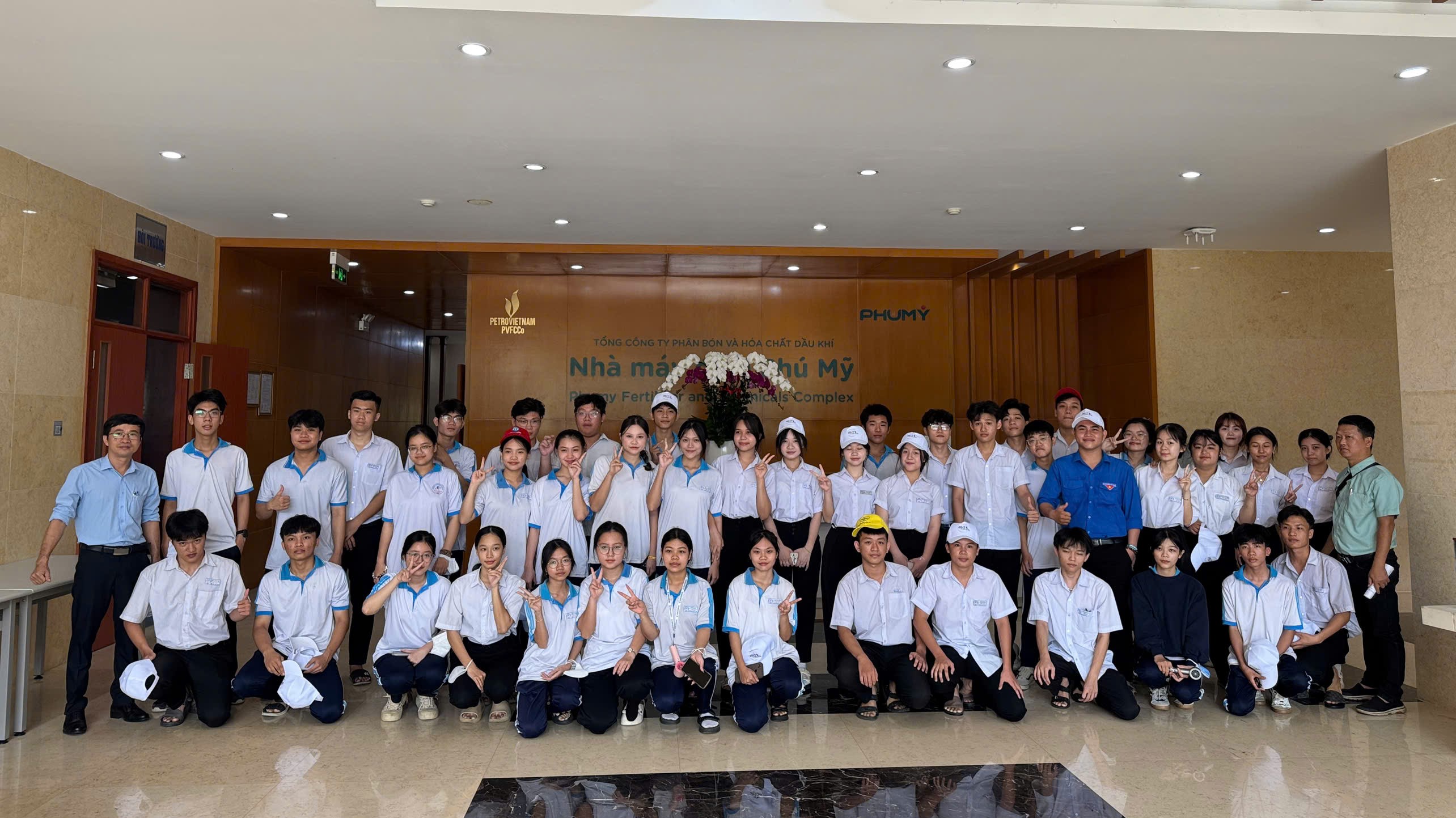 Gần 170 HS tham gia hoạt động tham quan, hướng nghiệp
