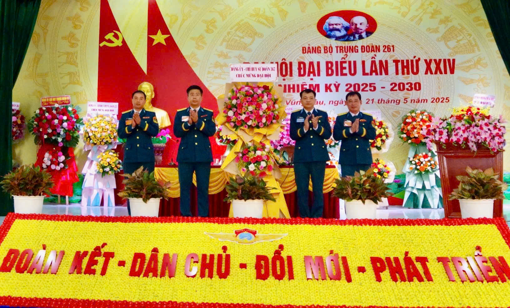 Thượng tá Trần Quang Huy giữ chức Bí thư Đảng ủy Trung đoàn 261