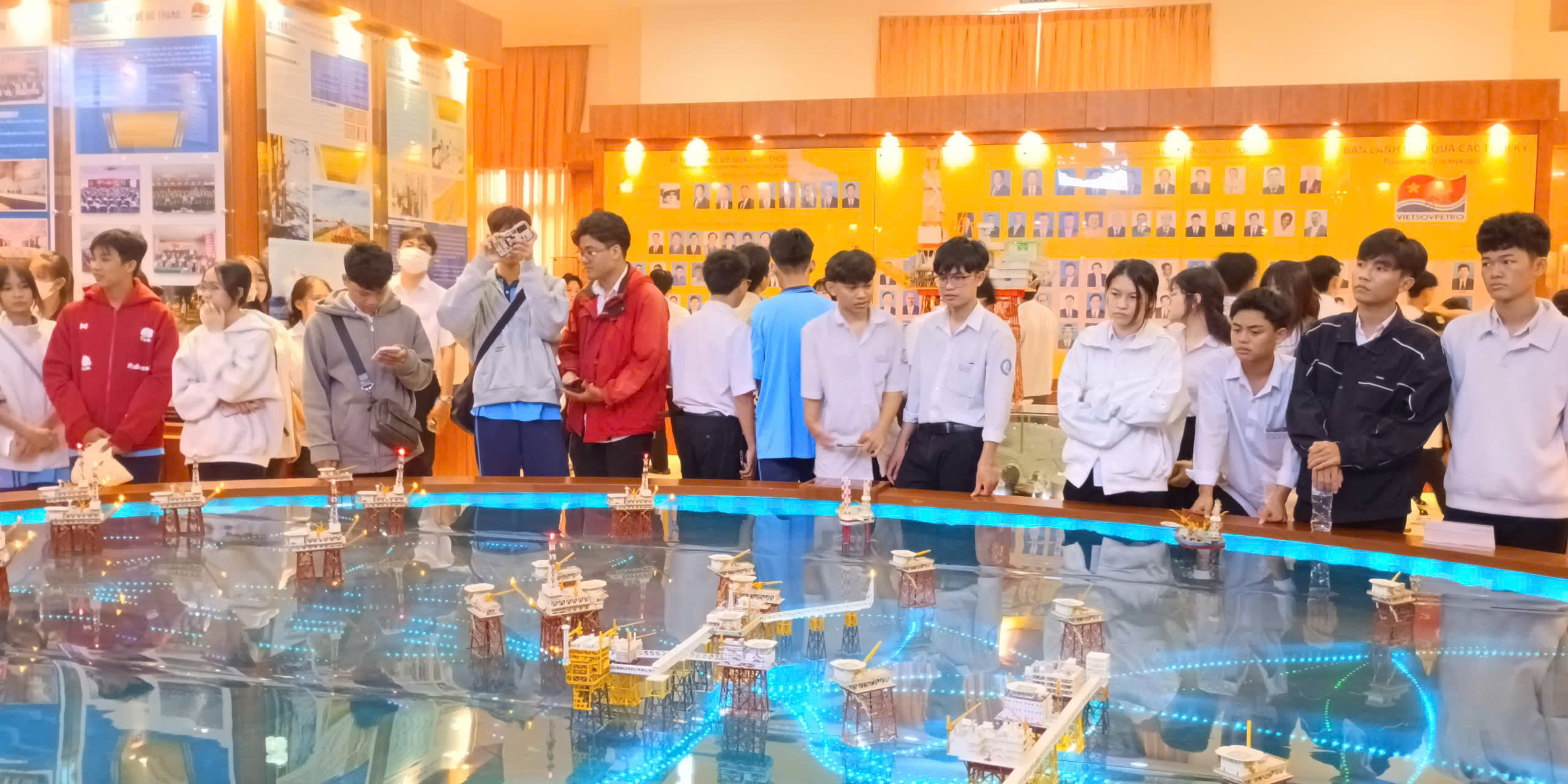 Học sinh tham quan hướng nghiệp tại doanh nghiệp, cơ sở giáo dục nghề nghiệp