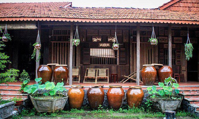 Nhoẻn cười, giơ tay chào