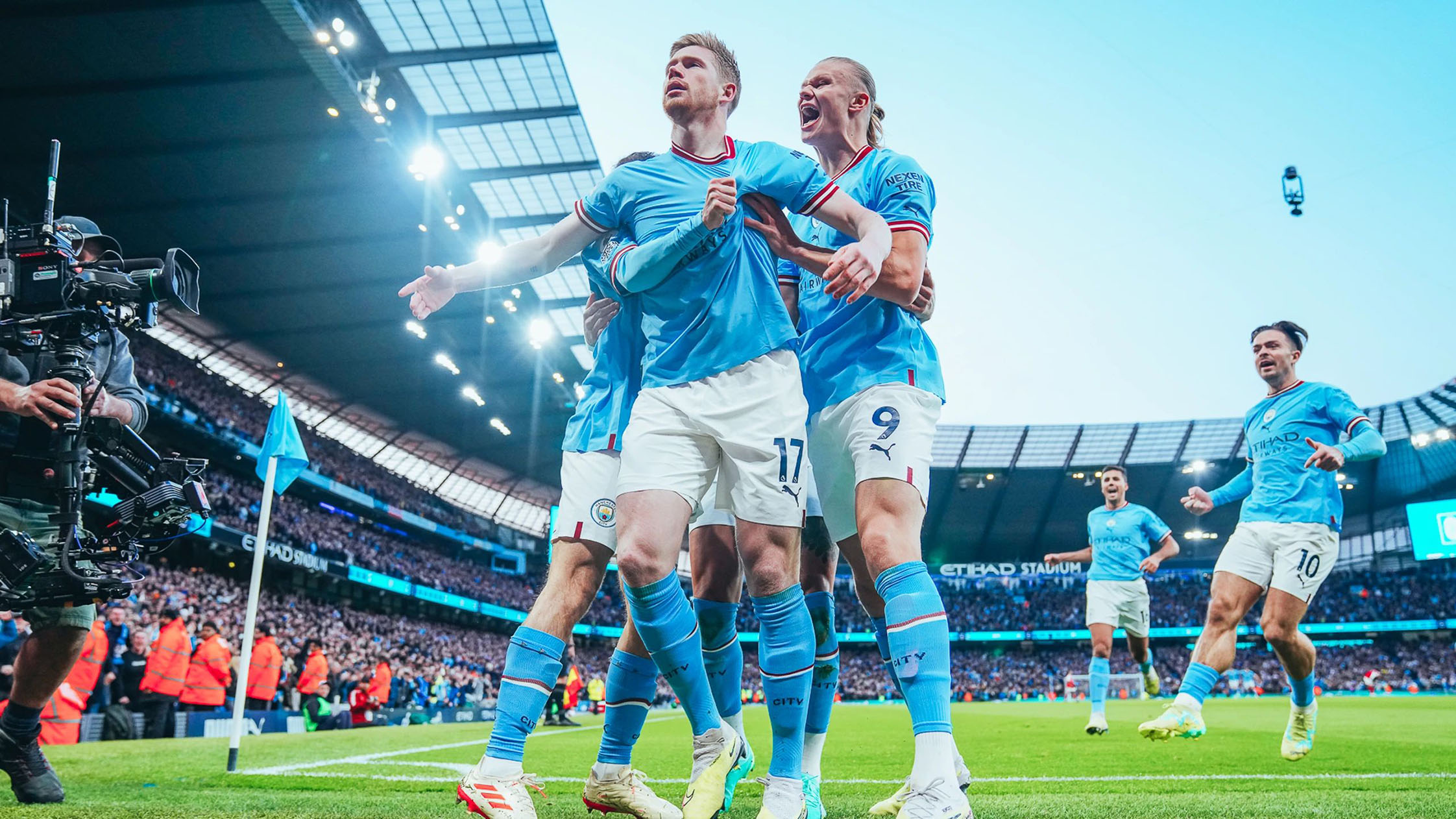 Căng như dây đàn cuộc đua vé dự Champions League