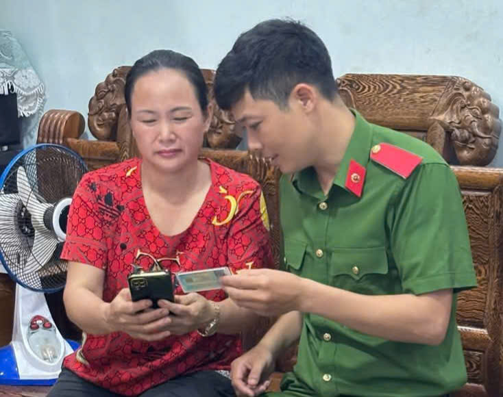Sinh viên cảnh sát hỗ trợ người dân góp ý Hiến pháp