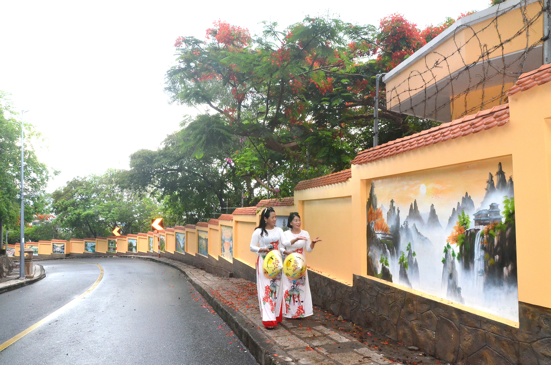 Check-in tường tranh ven đường lên Núi Nhỏ
