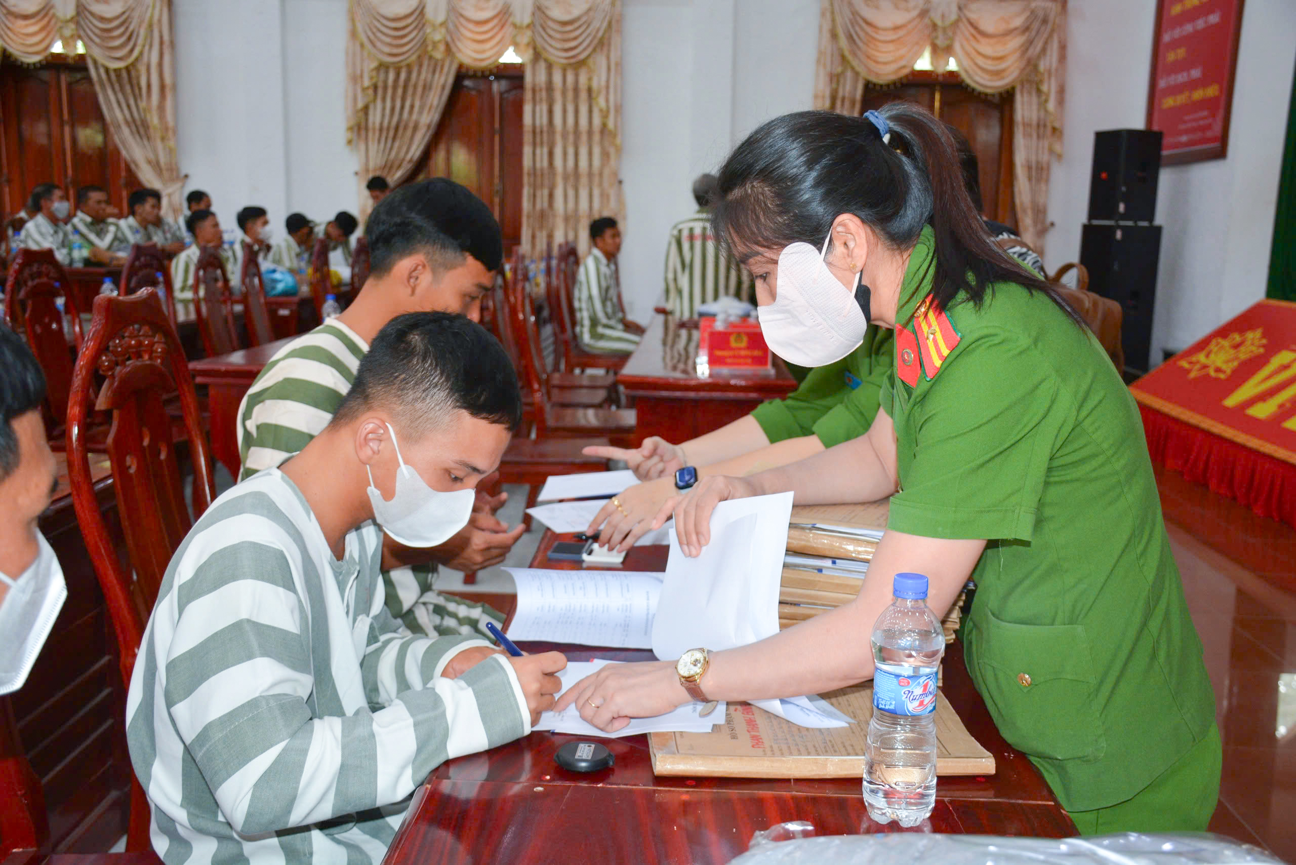 Phạm nhân xác nhân hồ sơ chấp hành án trước khi rời trại giam.