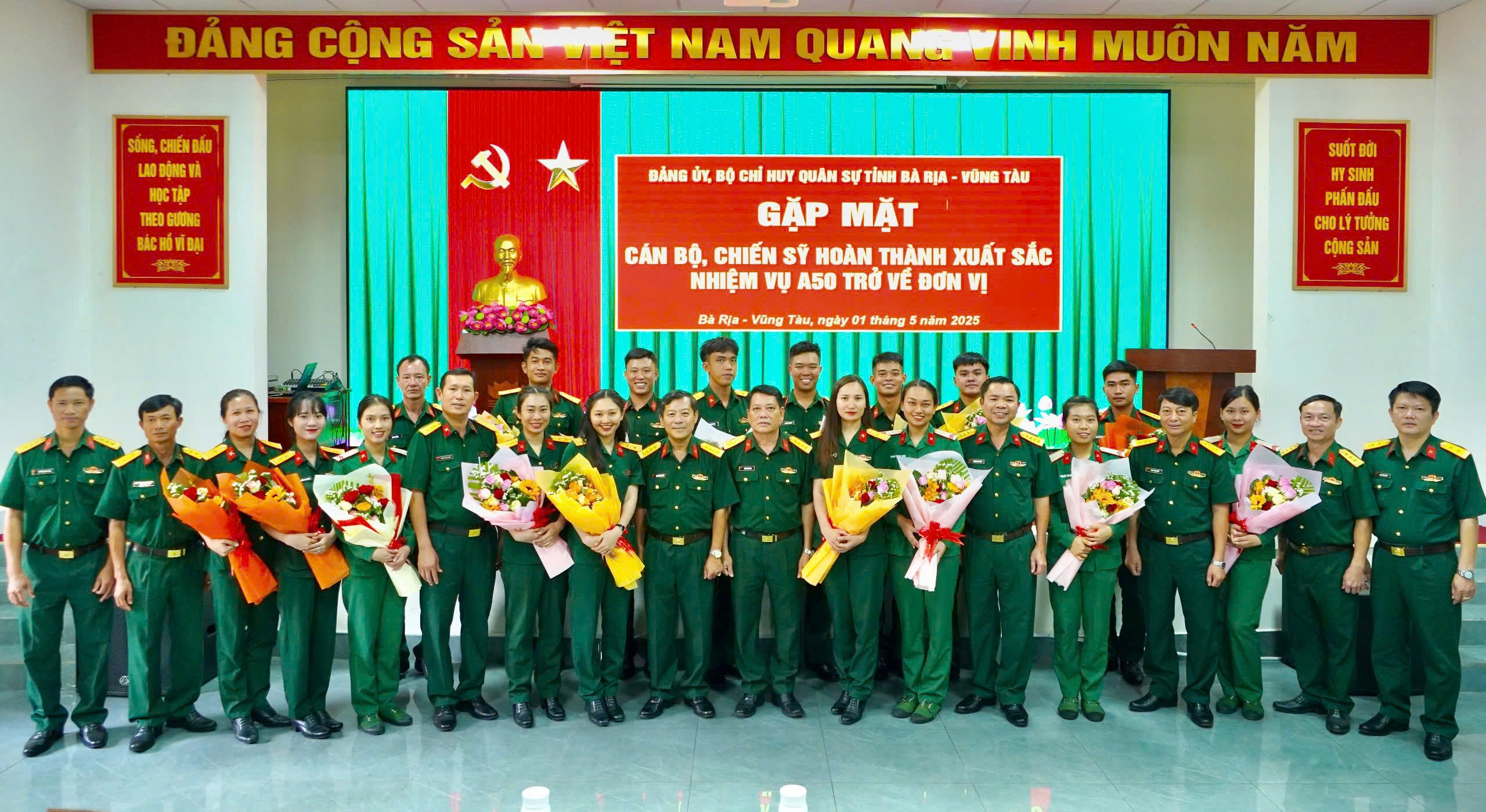 Lãnh đạo Bộ CHQS tỉnh chụp ảnh lưu niệm cùng các cán bộ, chiến sĩ LLVT tỉnh tham gia nhiệm vụ A50.