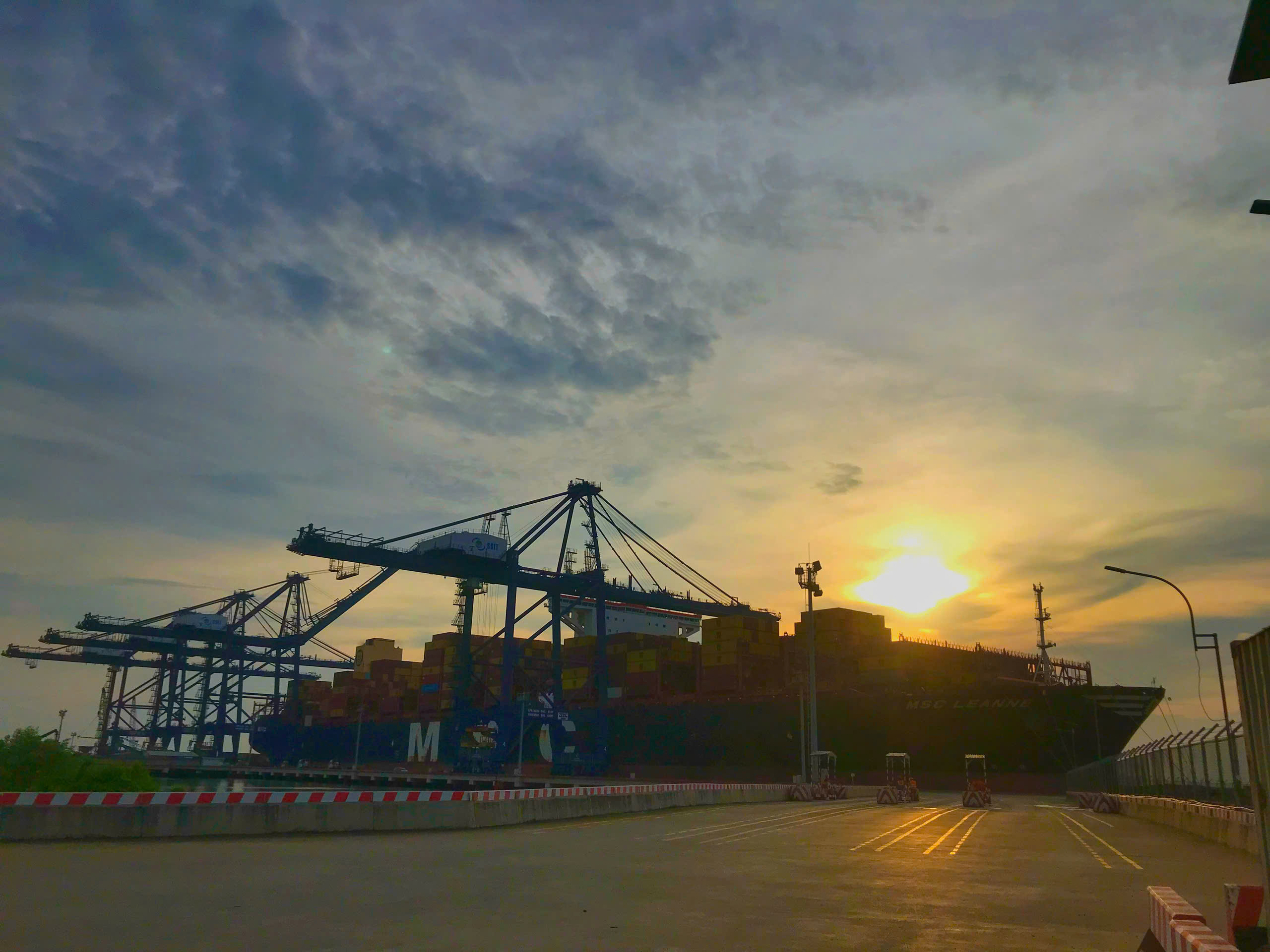Siêu tàu MSC Leanne với tải trọng 202.461 DWT, sức chở thiết kế 19.500 TEU cập cảng SSIT
