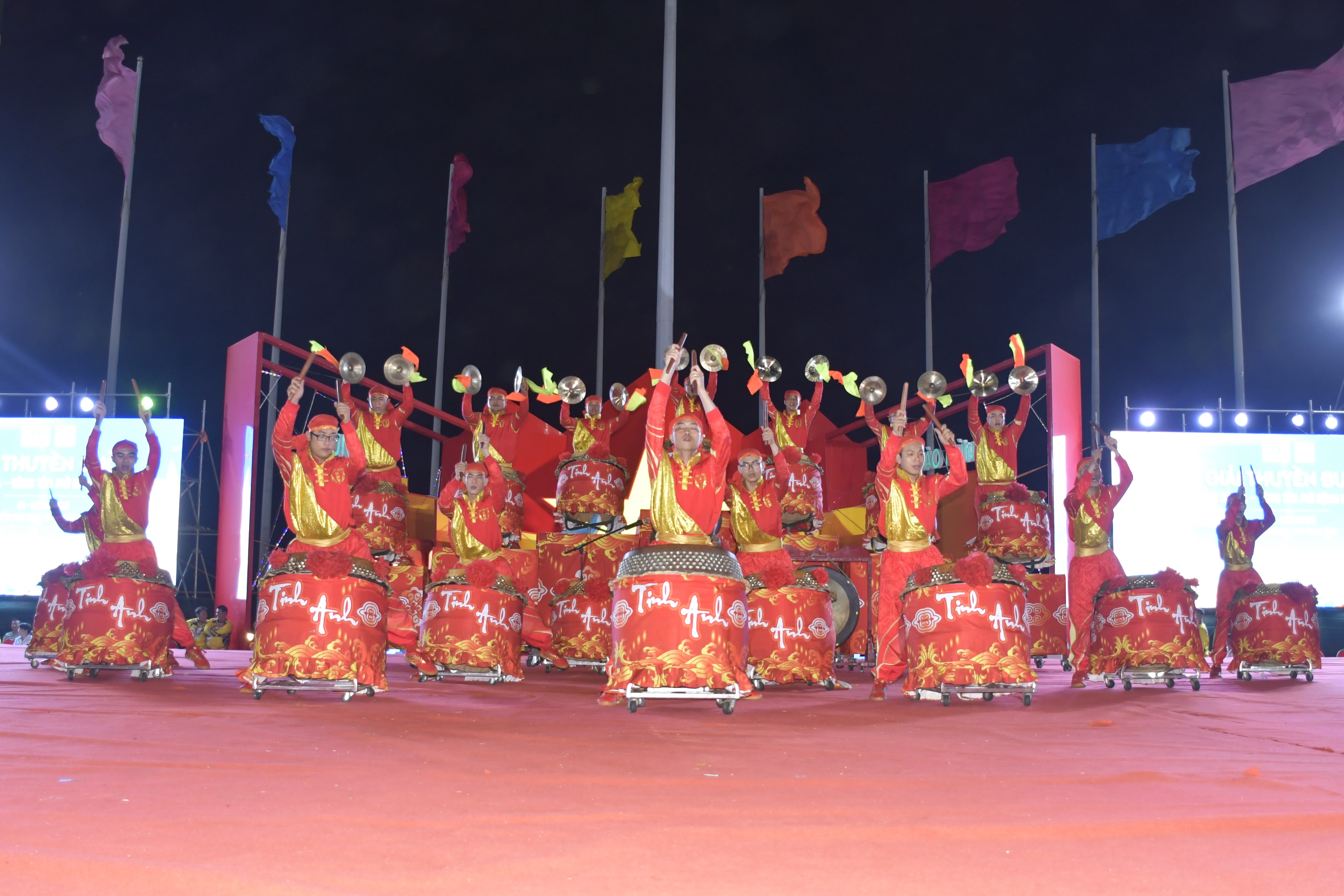 Màn biểu diễn hội trống tại Giải Lân sư rồng mở rộng.