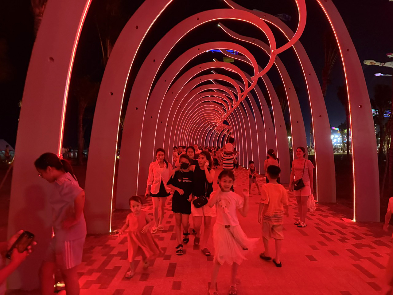 Cổng check-in lung linh, huyền ảo ánh đèn màu khi về đêm.