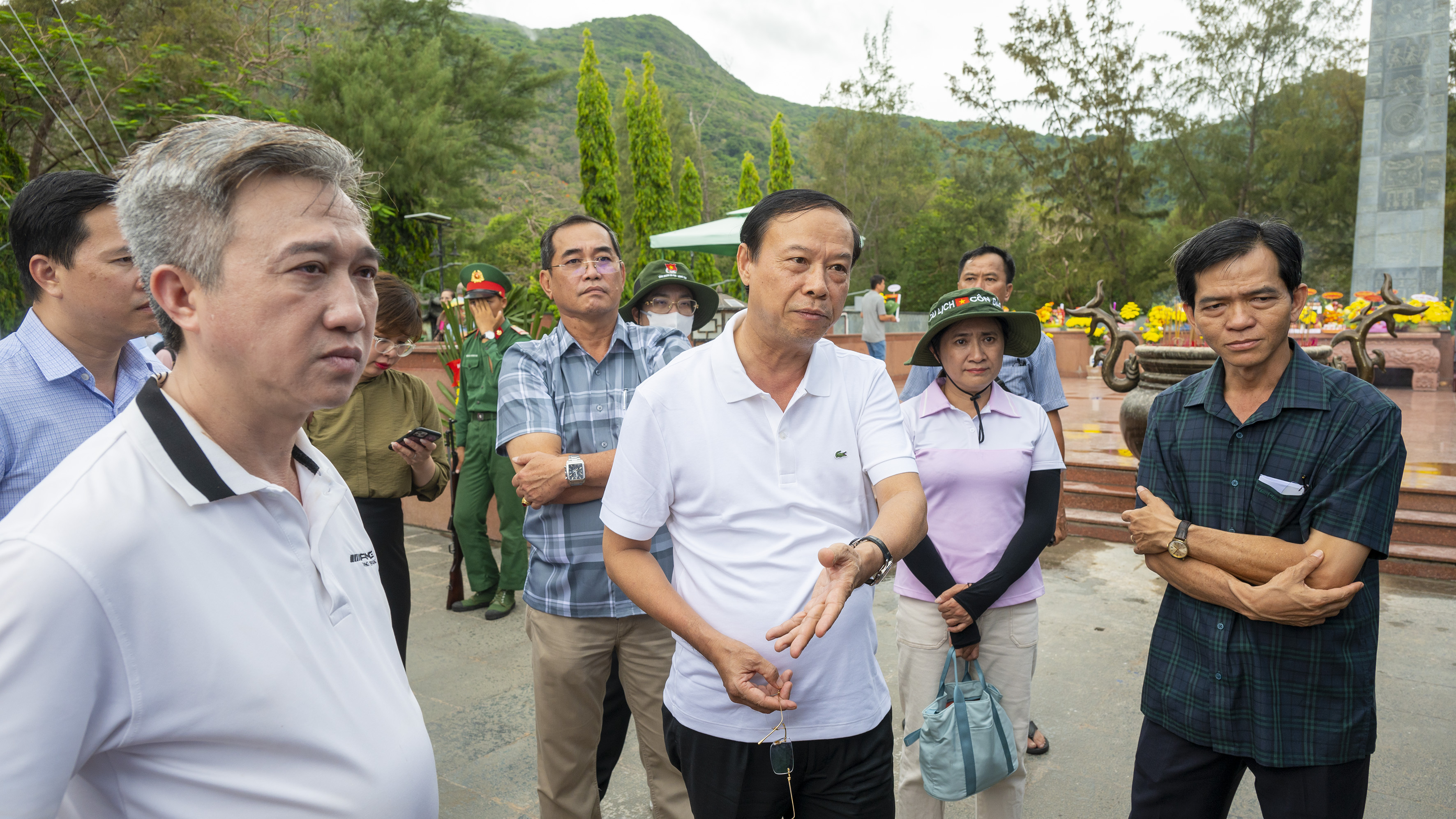 Chủ tịch UBND tỉnh Nguyễn Văn Thọ; Phó Chủ tịch UBND tỉnh Đặng Minh Thông kiểm tra, chỉ đạo công tác chuẩn bị lễ kỷ niệm 50 Ngày Giải phóng Công Đảo tại Nghĩa trang Hoàng Dương.