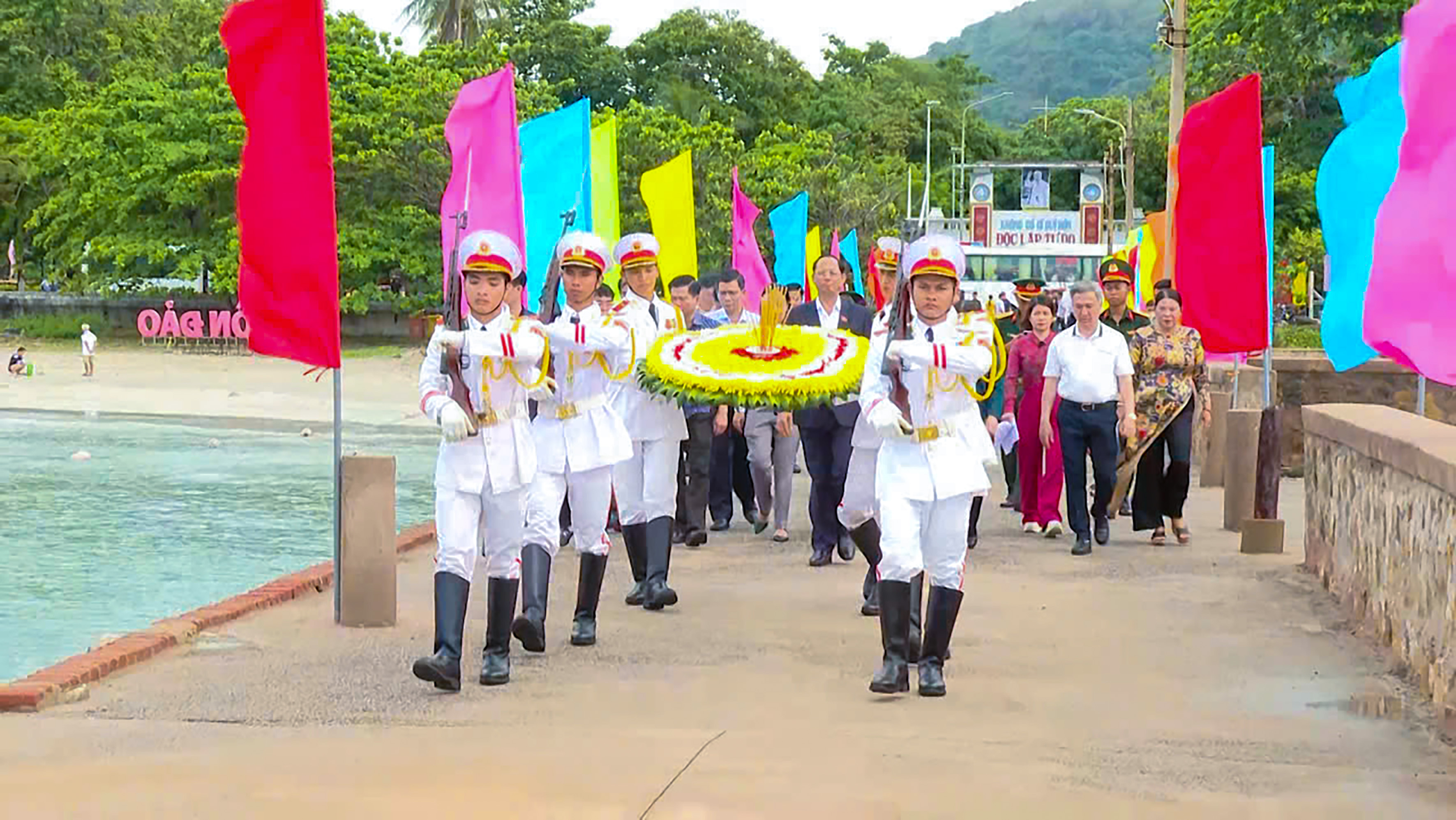 Phó Chủ tịch Quốc hội Trần Quang Phương và lãnh đạo tỉnh Bà Rịa-Vũng Tàu tham dự lễ tưởng niệm các Anh hùng liệt sĩ và đồng bào yêu nước hy sinh tại Côn Đảo.