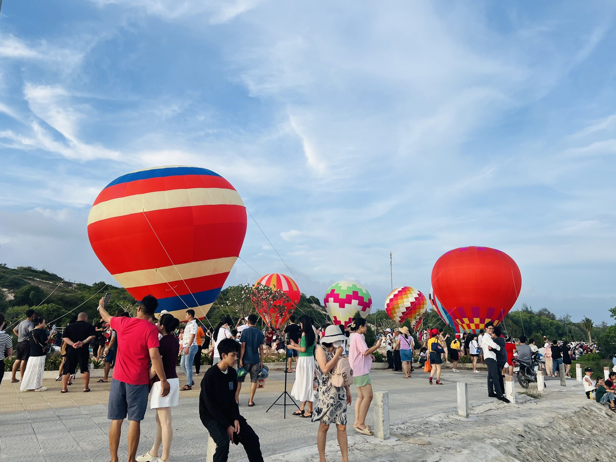 Dù 2 khinh khí cầu cấp 7 không thể bay do thời tiết, nhưng Quảng trường biển Hồ Tràm (Xuyên Mộc) vẫn rất thu hút du khách tới tham quan, checkin, chụp ảnh.
