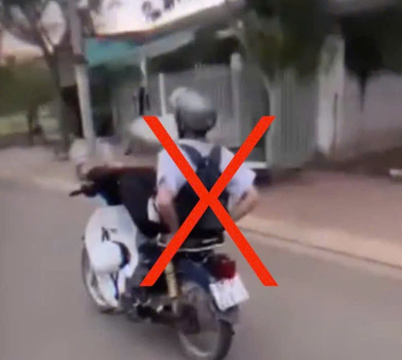 Nam sinh thả 2 tay điều khiển xe gắn máy bằng chân. (Ảnh, CA tỉnh)