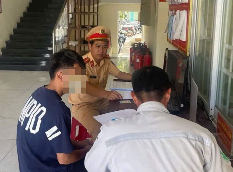 Nam sinh và phụ huynh làm việc tại cơ quan công an. 