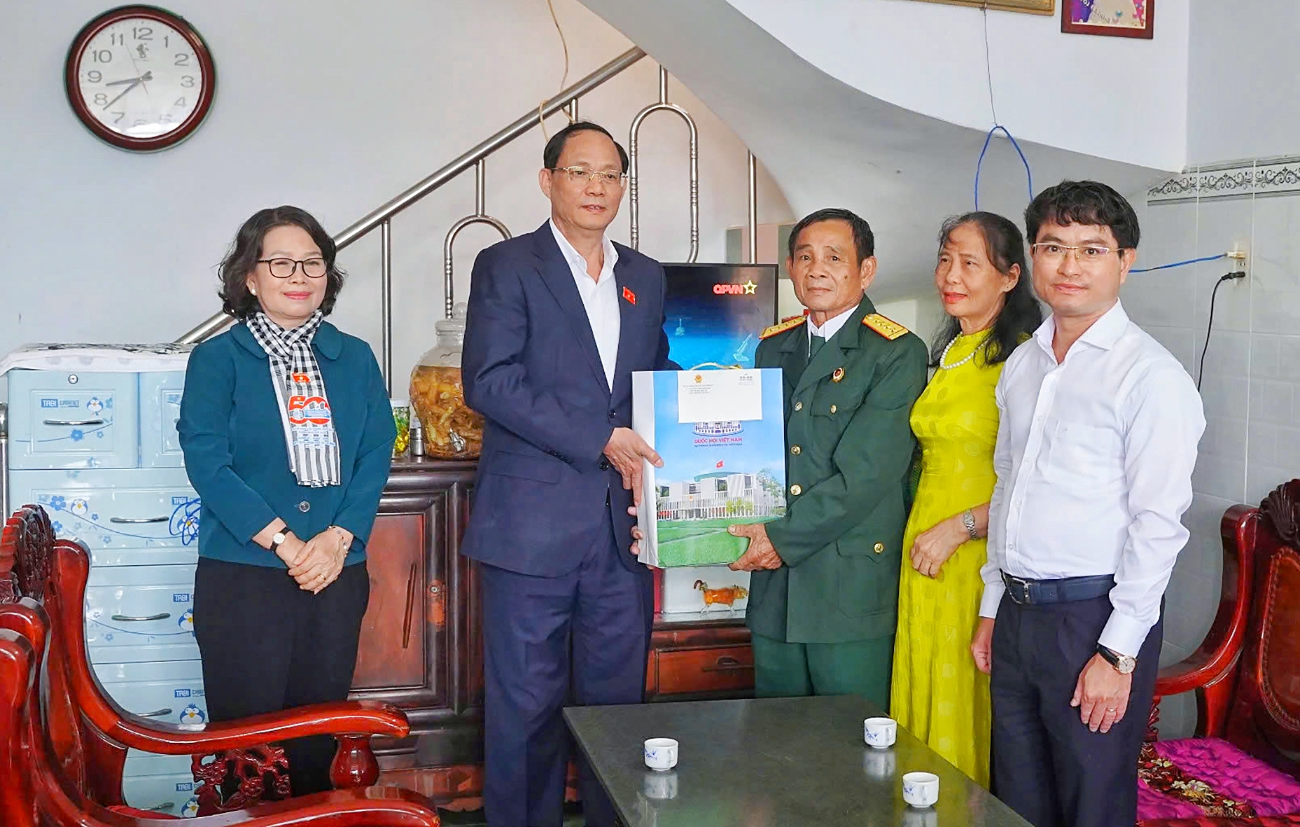 Phó Chủ tịch Quốc hội Trần Quang Phương; Phó Bí thư Thường trực Tỉnh ủy, Trưởng Đoàn ĐBQH tỉnh Nguyễn Thị Yến, thăm, tặng quà ông Trần Xuân Đức.