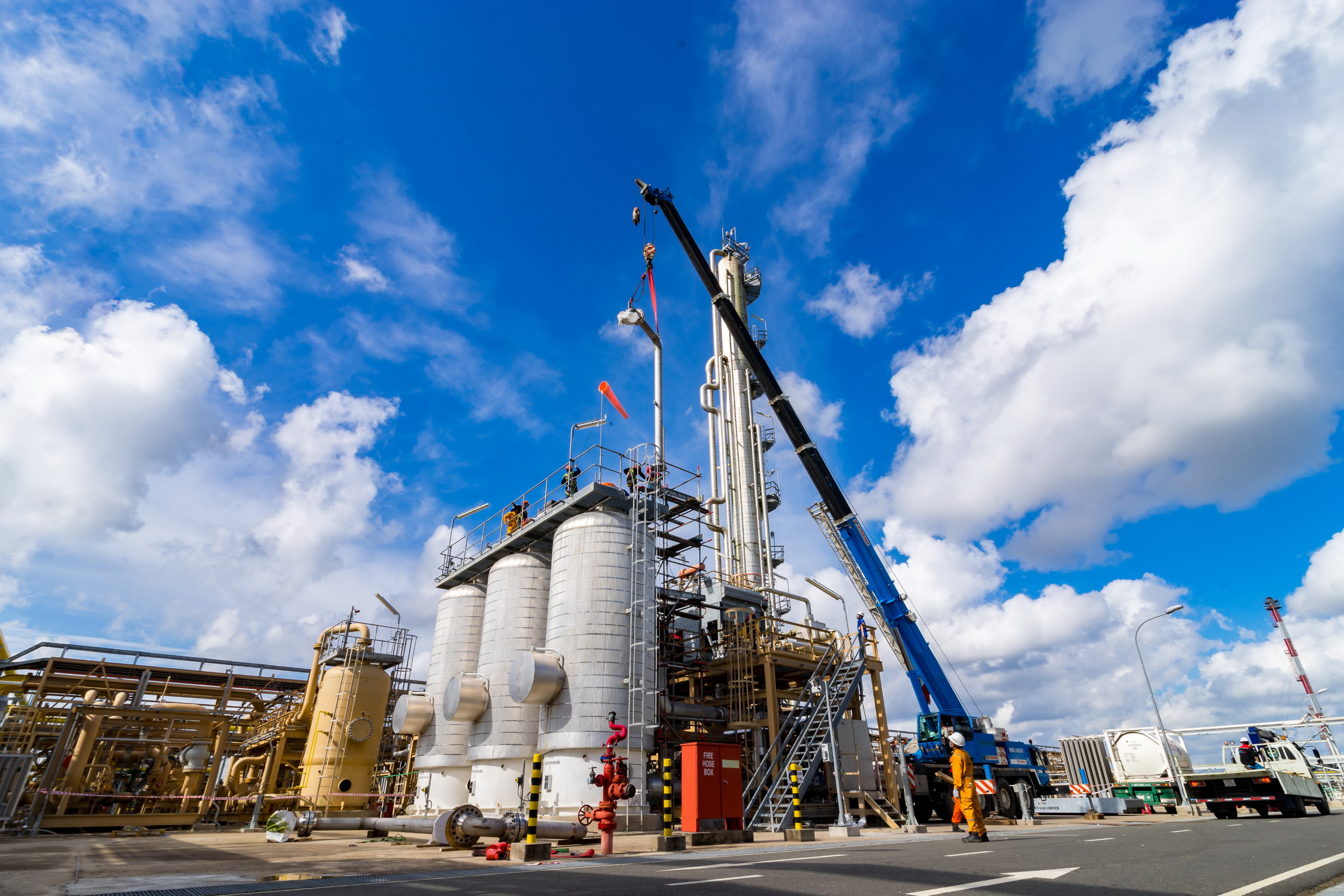 Tổng công ty Khí Việt Nam (PV GAS), đơn vị thành viên của Petrovietnam đã xây dựng kế hoạch cung cấp khí cụ thể cho từng nhà máy, phối hợp chặt chẽ với đơn vị vận hành điện để kịp thời điều chỉnh lưu lượng, bảo đảm dòng khí ổn định, liên tục. Trong ảnh: Người lao động PV GAS bảo dưỡng, sửa chữa công trình khí