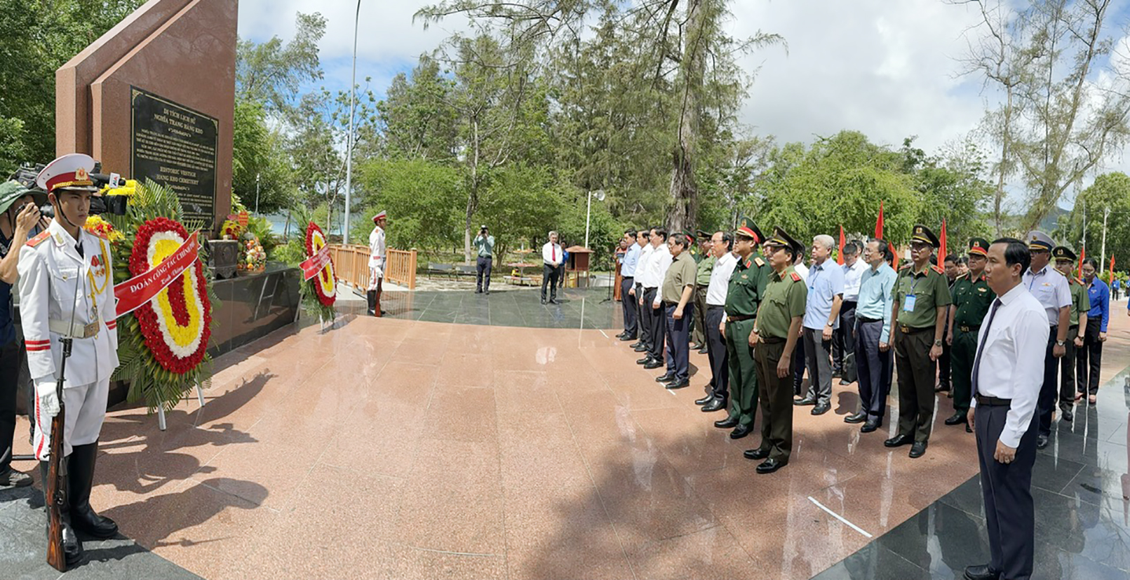 Thủ tướng Phạm Minh Chính cùng đoàn công tác Trung ương và lãnh đạo tỉnh Bà Rịa-Vũng Tàu viếng Nghĩa trang Hàng Keo.