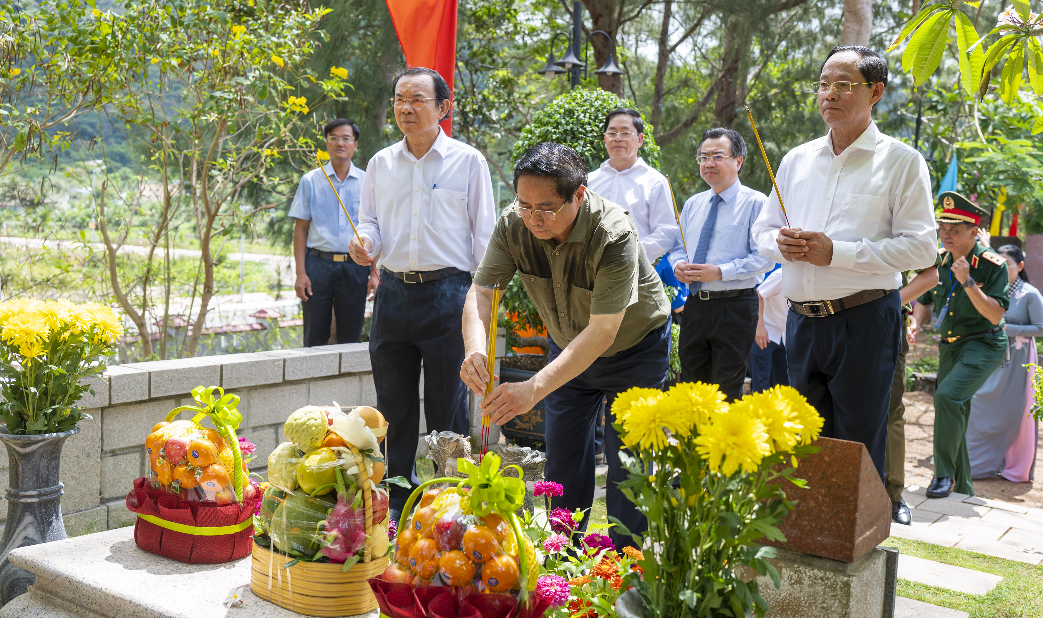 Thủ tướng Chính phủ Phạm Minh Chính cùng các đại biểu dâng hương viếng mộ phần nhà yêu nước Nguyễn An Ninh.