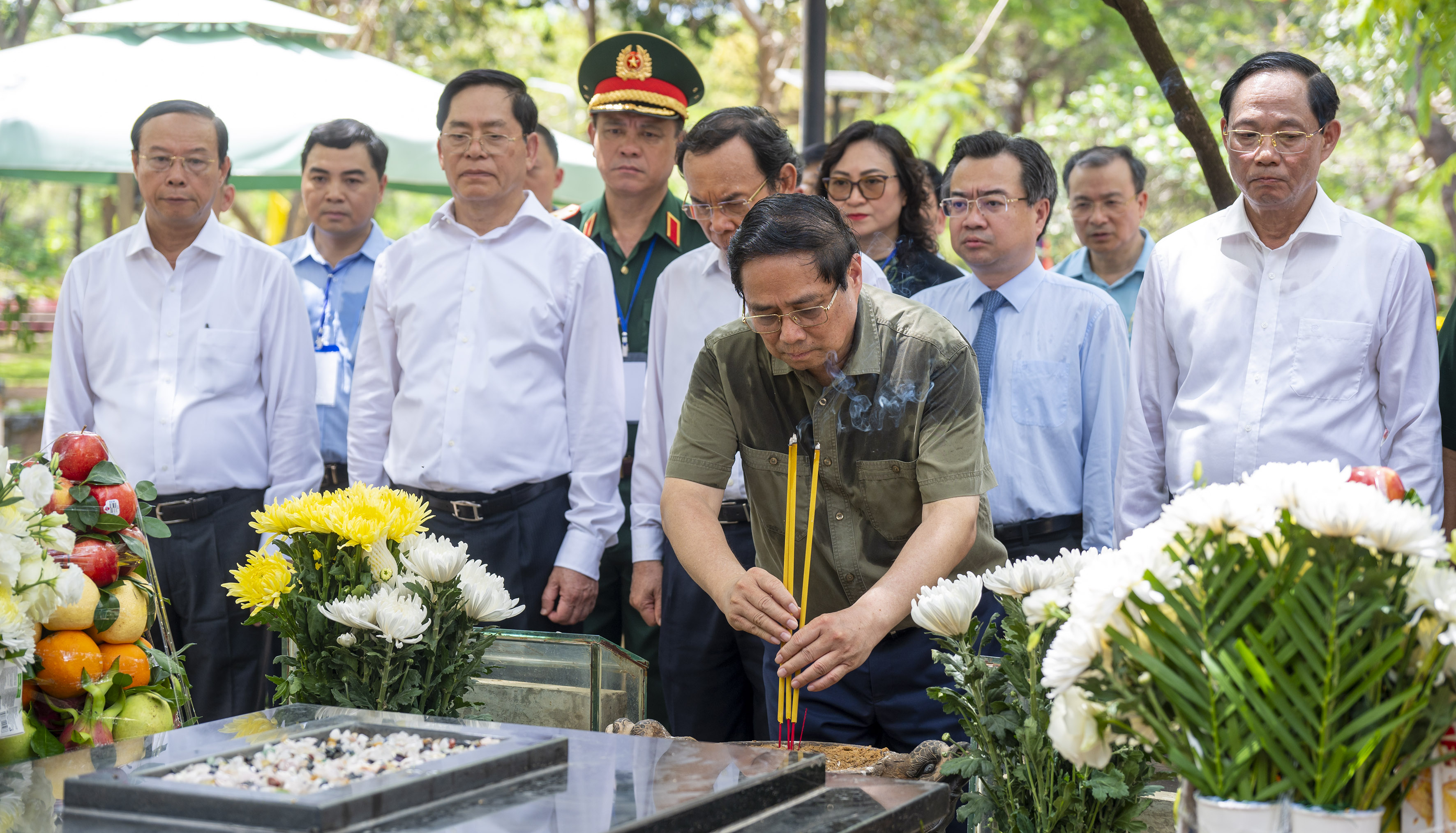 Thủ tướng Chính phủ Phạm Minh Chính cùng các đại biểu dâng hương viếng mộ phần nữ Anh hùng Liệt sĩ Võ Thị Sáu. 
