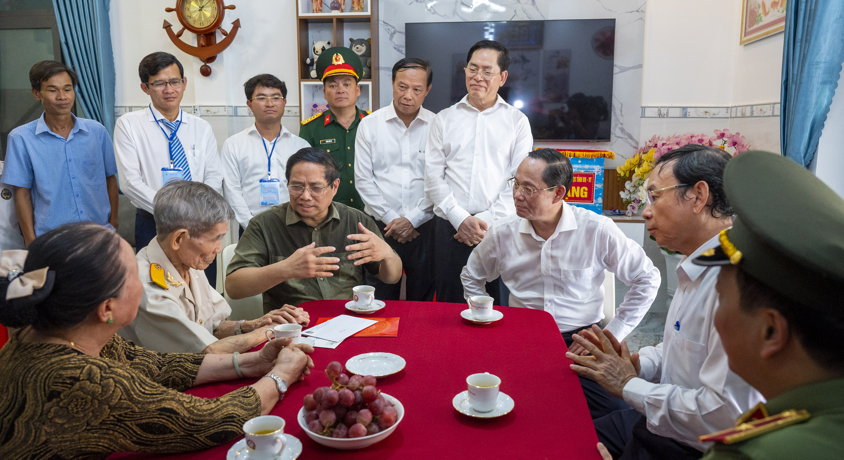 Thủ tướng Phạm Minh Chính thăm hỏi gia đình ông Nguyễn Xuân Viên.