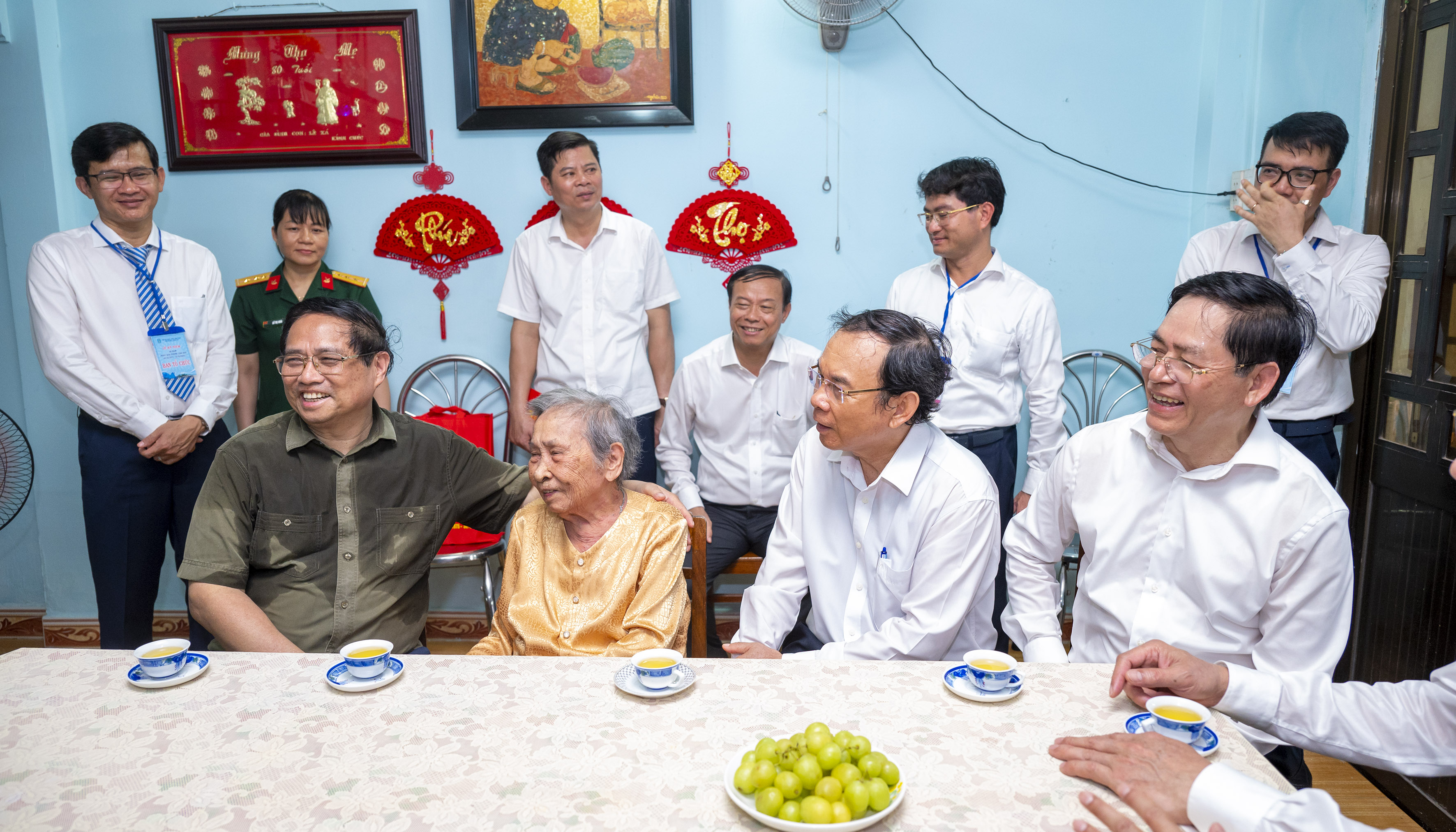 Thủ tướng Phạm Minh Chính thăm hỏi gia đình bà Võ Thị Thanh, mẹ Liệt sĩ.