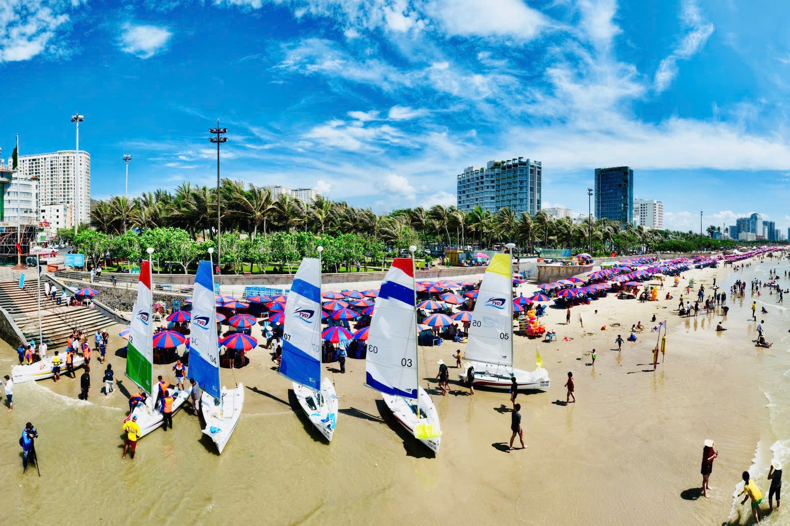 Giải đua thuyền buồm Bà Rịa - Vũng Tàu mở rộng năm 2025 diễn ra sôi động tại khu vục Cột cờ biển Bãi Sau (TP.Vũng Tàu) Trong ảnh: Những cánh buồm rực rỡ sắc màu bắt đầu sẵn sàng rẽ sóng tại giải đua thuyền buồm.