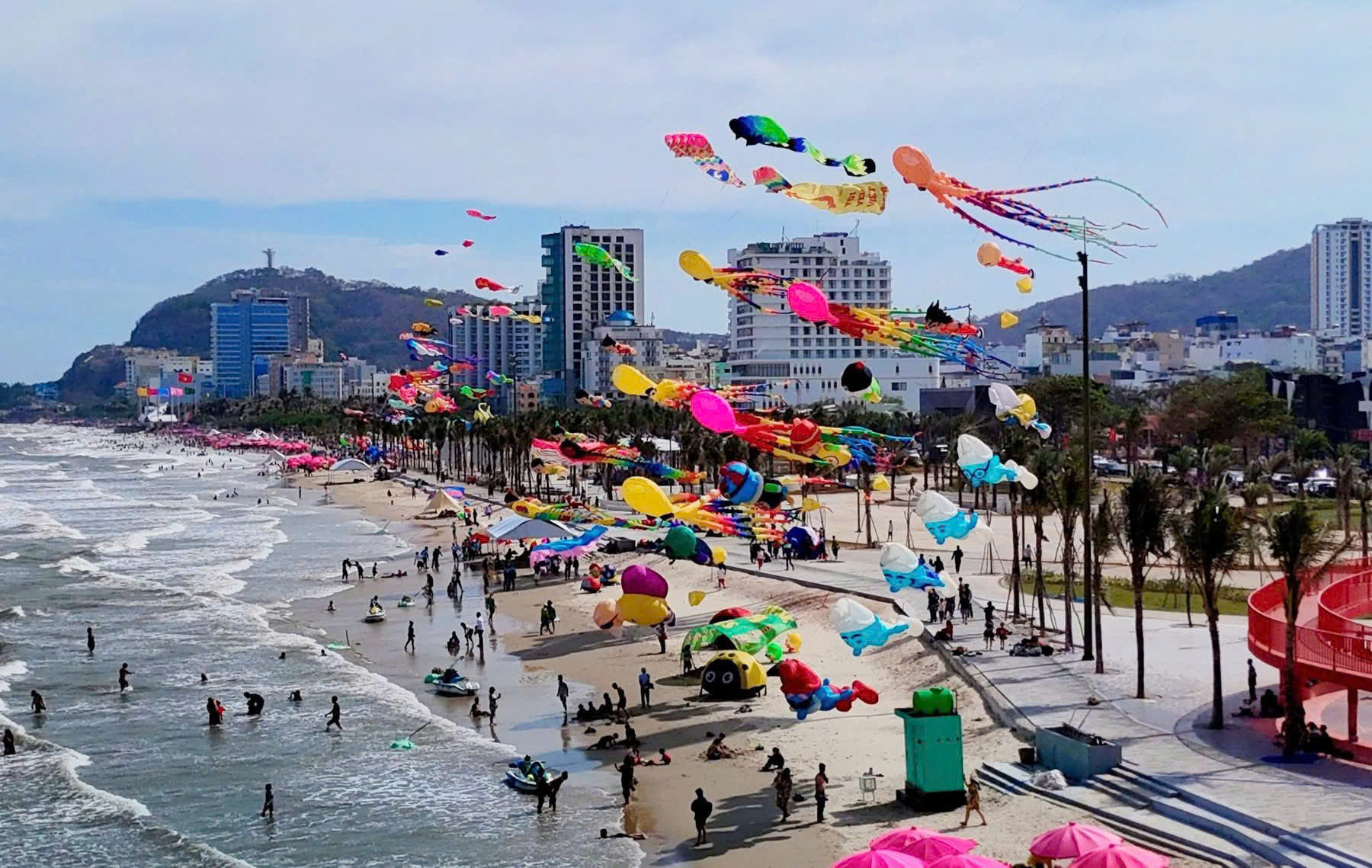 Hàng trăm cánh diều nghệ thuật tung bay rực r ở biển Vũng Tàu, tạo nên bức tranh sống động, cuốn hút người dân và du khách.