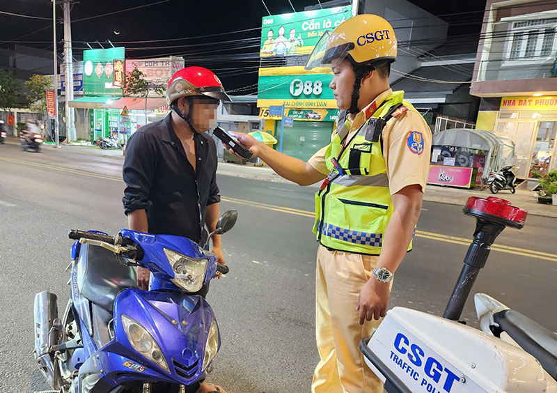 Cán bộ Phòng Cảnh sát giao thông (Công an tỉnh) kiểm tra nồng độ cồn người điều khiển phương tiện trên địa bàn TP.Bà Rịa. 