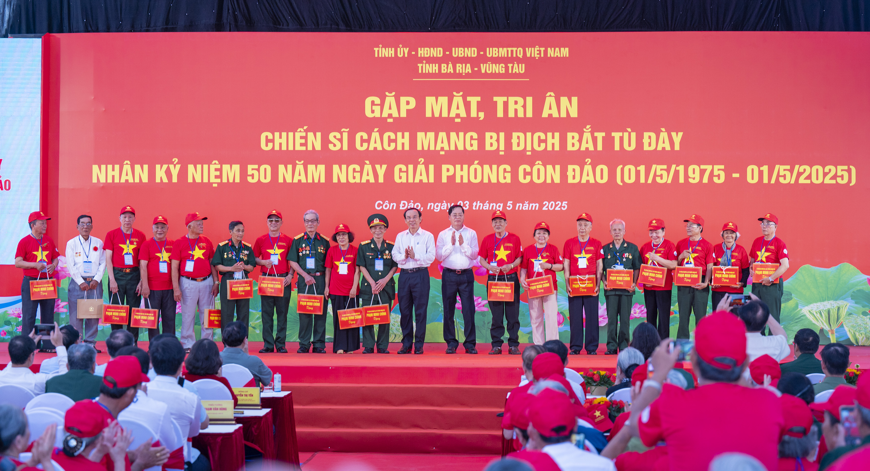 Ông Nguyễn Văn Nên, Ủy viên Bộ Chính trị, Bí thư Thành ủy TP. Hồ Chí Minh và ông Phạm Viết Thanh, Ủy viên Trung ương Đảng, Bí thư Tỉnh ủy, Chủ tịch HĐND tỉnh Bà Rịa - Vũng Tàu tặng quà các chiến sĩ Cách mạng bị địch bắt tù đày.