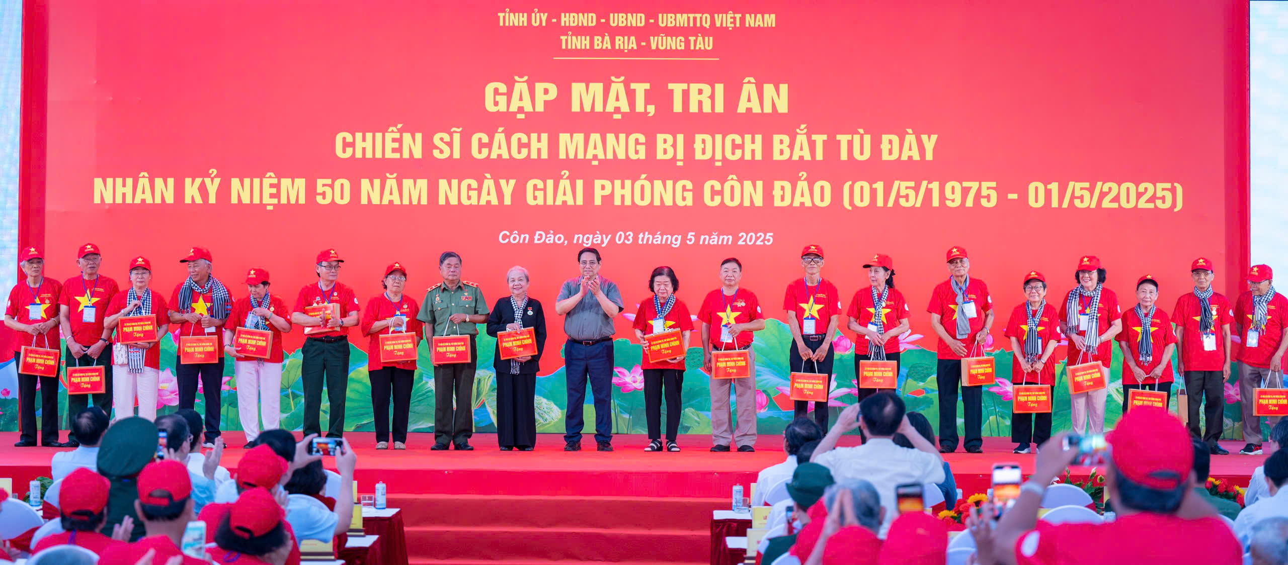 Thủ tướng Chính phủ Phạm Minh Chính tặng quà các chiến sĩ Cách mạng bị địch bắt tù đày.