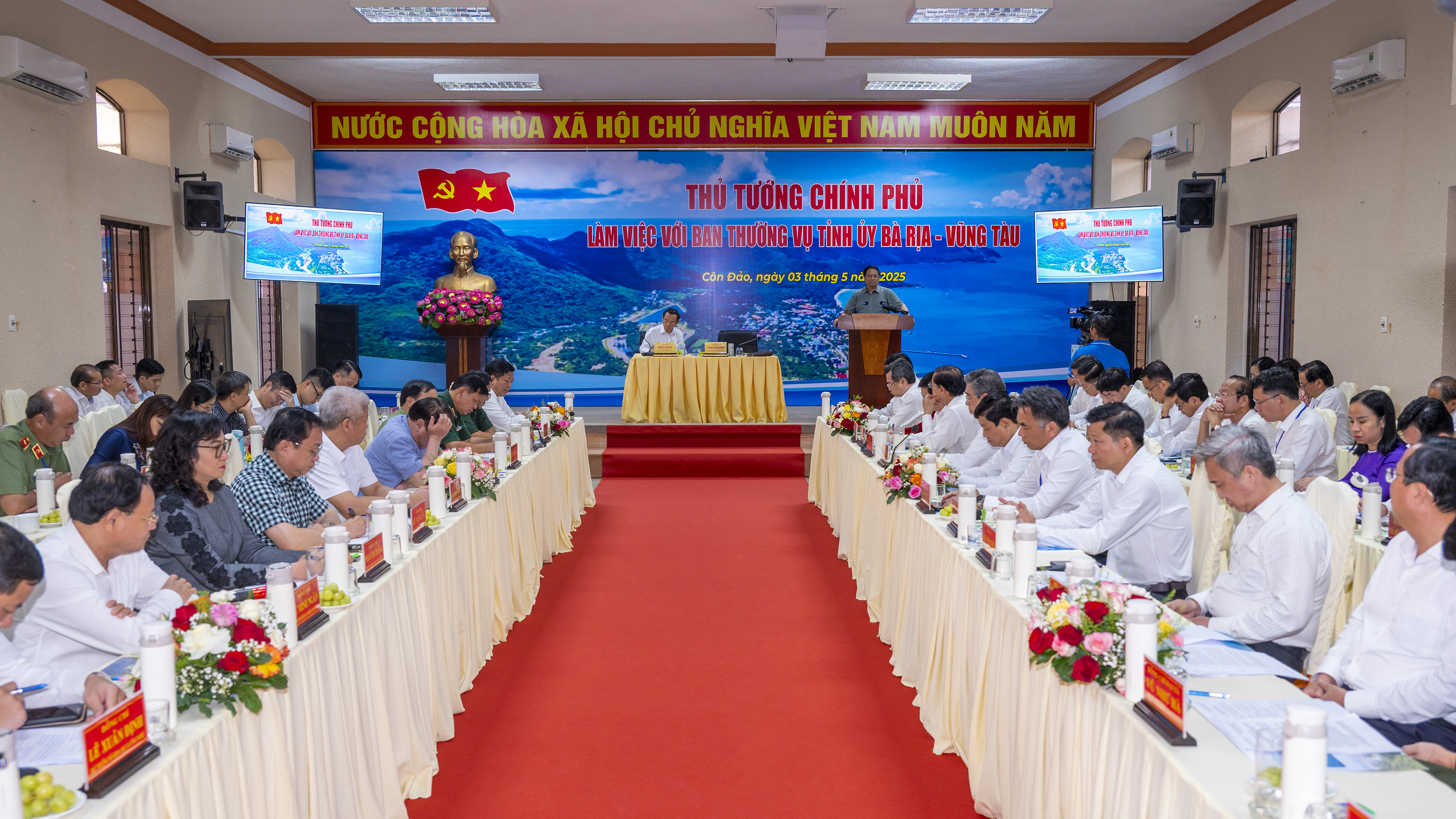 Quang cảnh buổi làm việc.