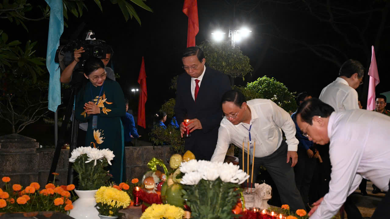 Chủ tịch UBND tỉnh Bà Rịa - Vũng Tàu Nguyễn Văn Thọ và các đại biểu dâng nến tri ân tại các phần mộ liệt sĩ.