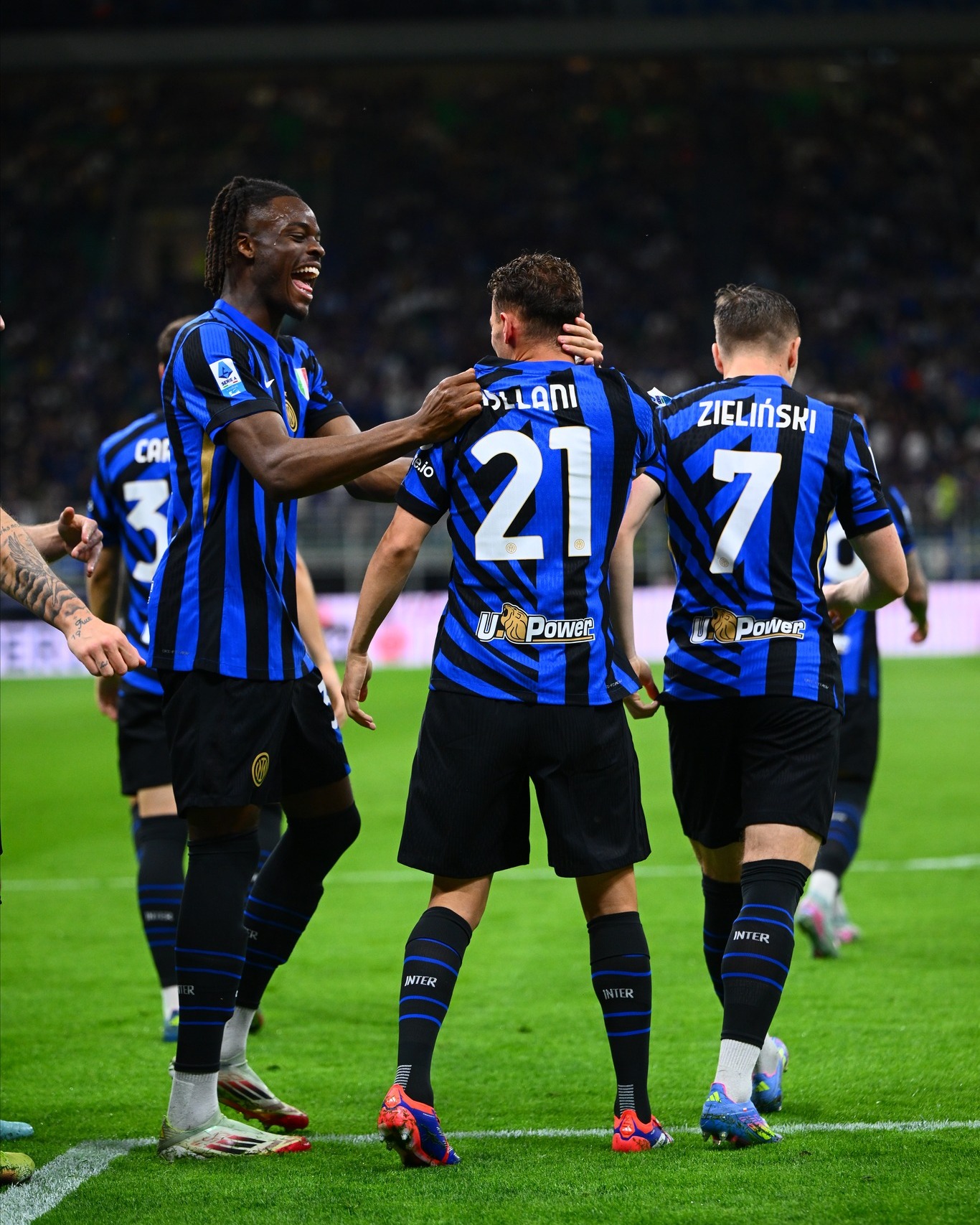 Inter đang bám đuổi Napoli quyết liệt trên đường đua vô địch.