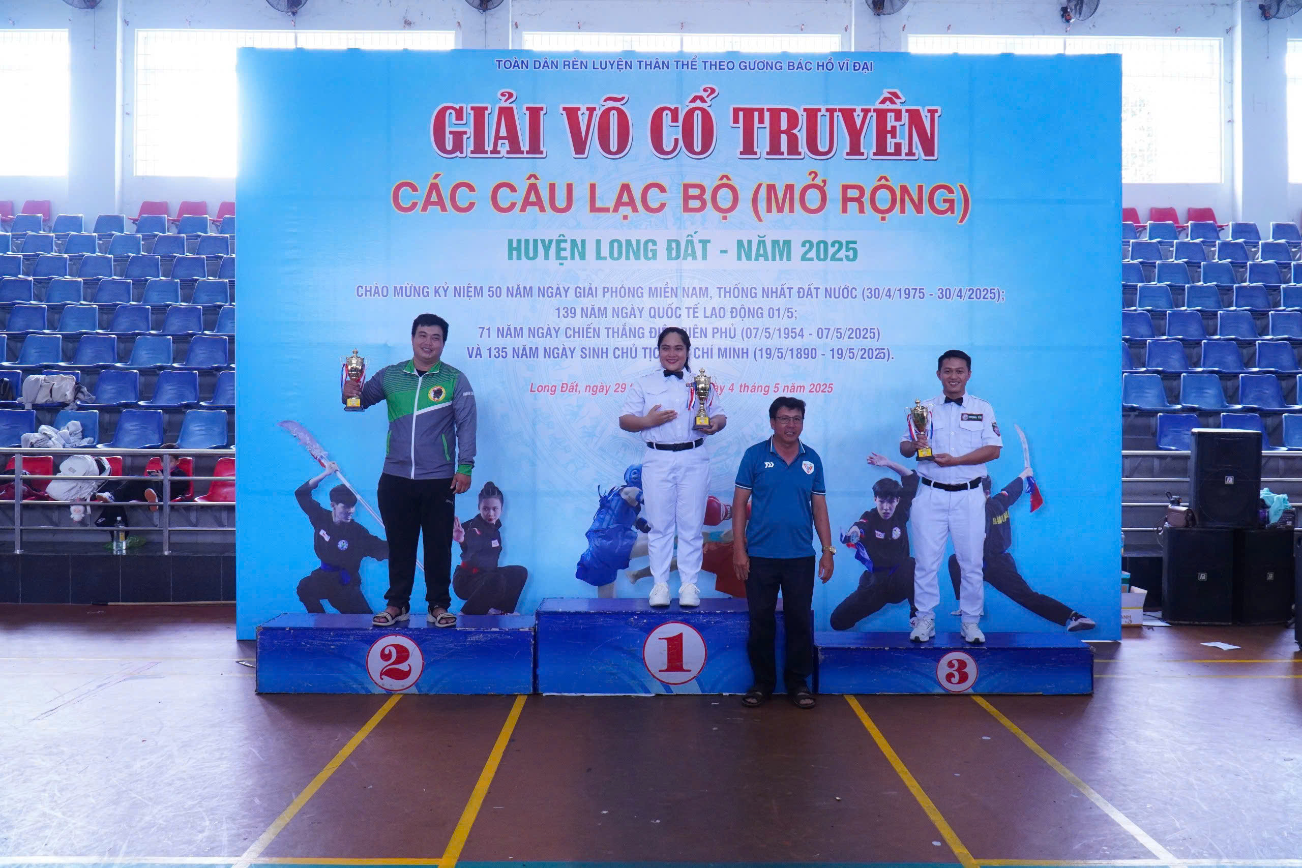 Ban tổ chức trao giải cho các CLB đạt giải Nhất, Nhì, Ba.