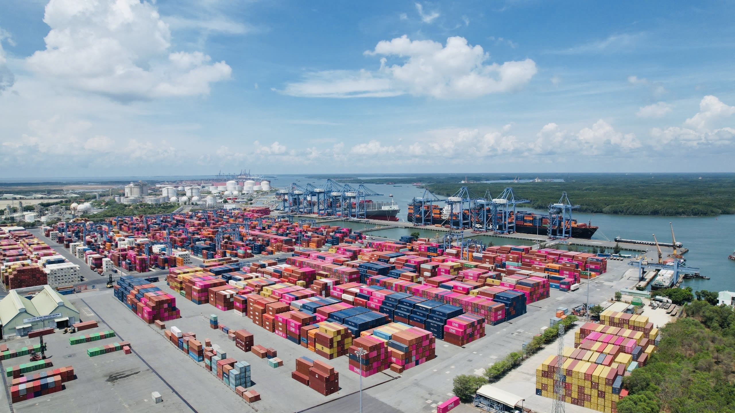 Với hệ thống cảng nước sâu lớn nhất nước, Bà Rịa-Vũng Tàu đang là  địa phương có điều kiện lý tưởng để phát triển vận tải thủy xanh.