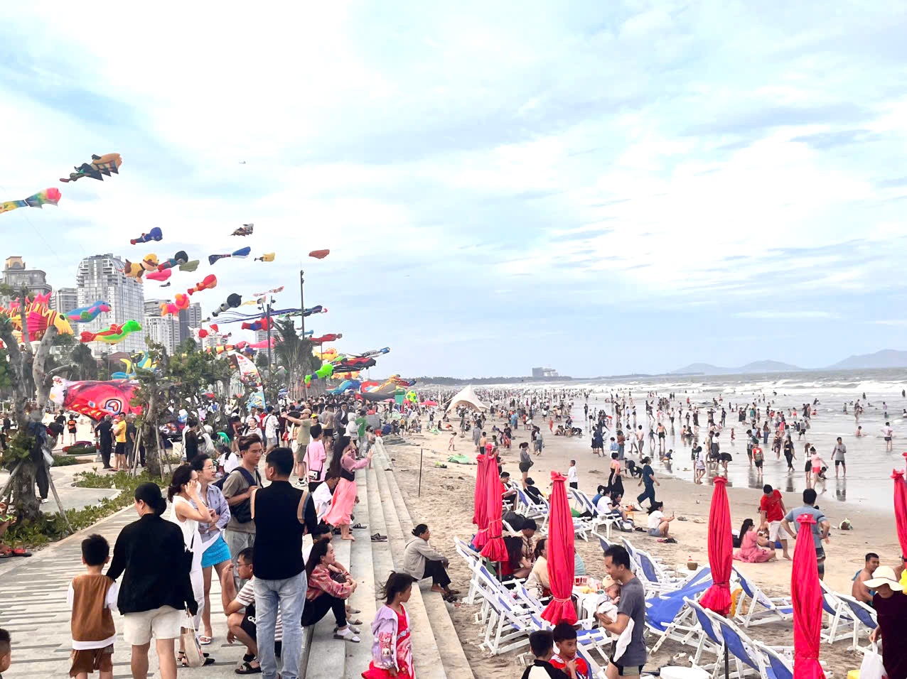 Bãi Sau, TP. Vũng Tàu luôn đông người tắm biển trong các ngày nghỉ lễ. Ảnh: Thi Phong