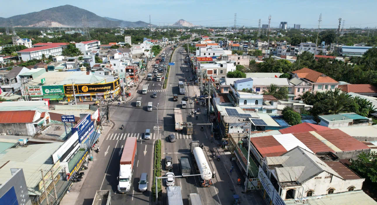 Xe khách lưu thông trên QL51 trong dịp lễ, tuy mật độ phương tiện tăng cao, nhưng giao thông chỉ ùn ứ cục bộ, không xảy ra tình trạng kẹt xe nghiêm trọng. Ảnh: Trà Ngân