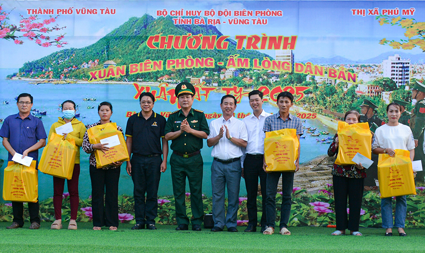 Đại tá Đặng Cao Đạt, Chỉ huy trưởng Bộ đội Biên phòng tỉnh trao quà cho người dân trong chương trình  