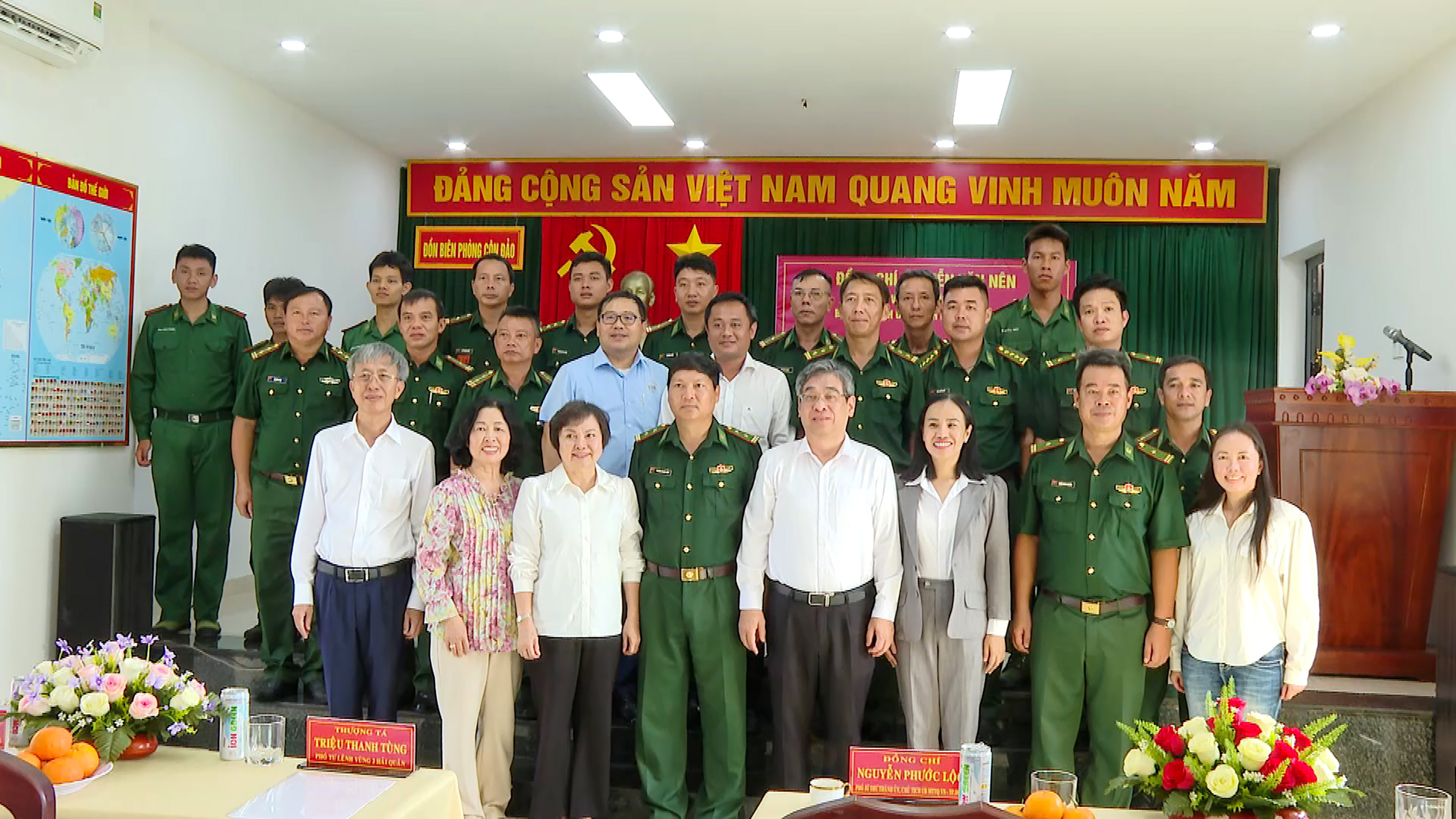 Đoàn công tác thăm, tặng quà cán bộ, chiến sĩ Đồn biên phòng Côn Đảo.