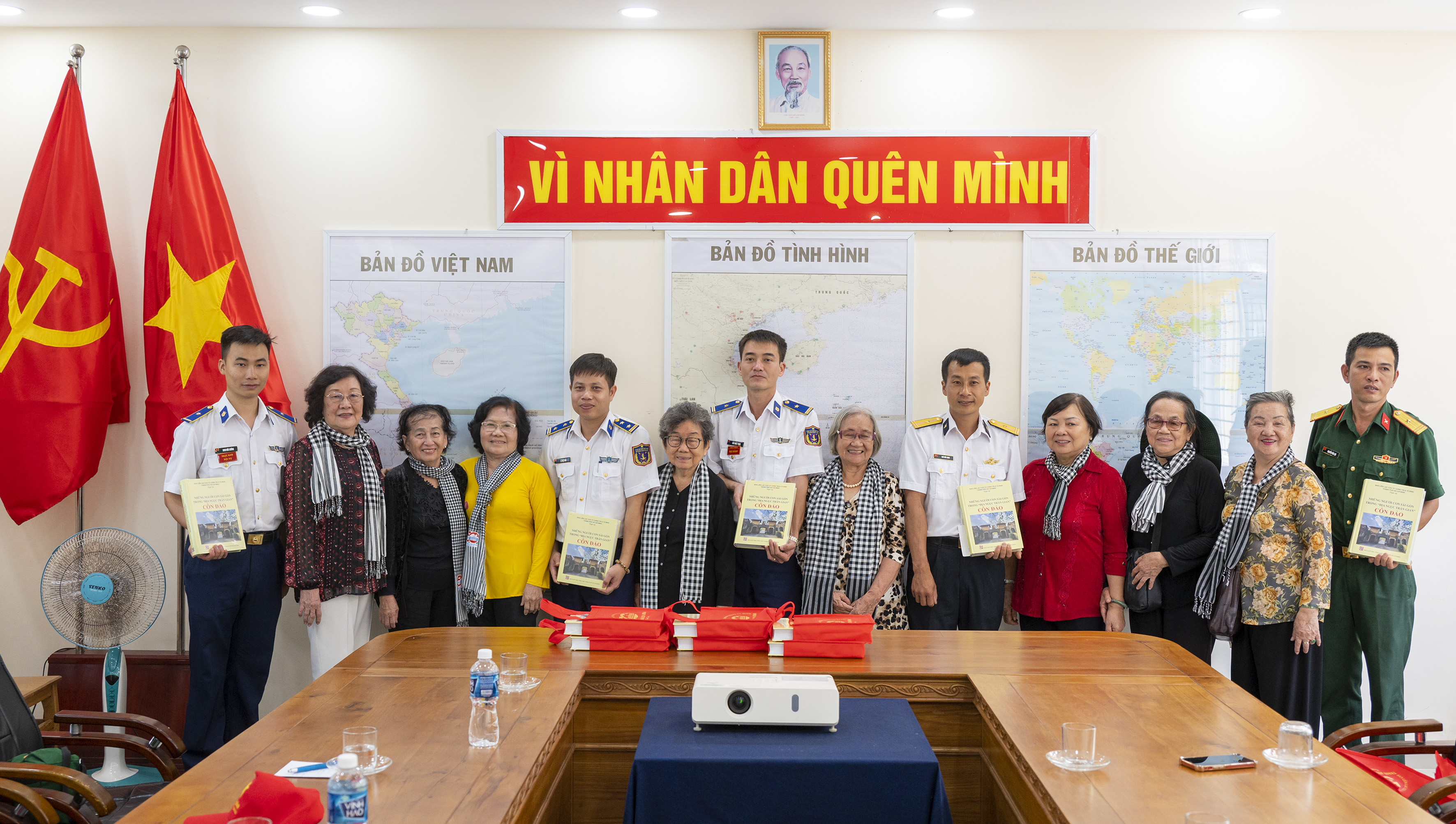 Đoàn công tác thăm, động viên và tặng quà cán bộ, chiến sĩ Hải đội 33, Bộ Tư lệnh Vùng Cảnh Sát biển 3.