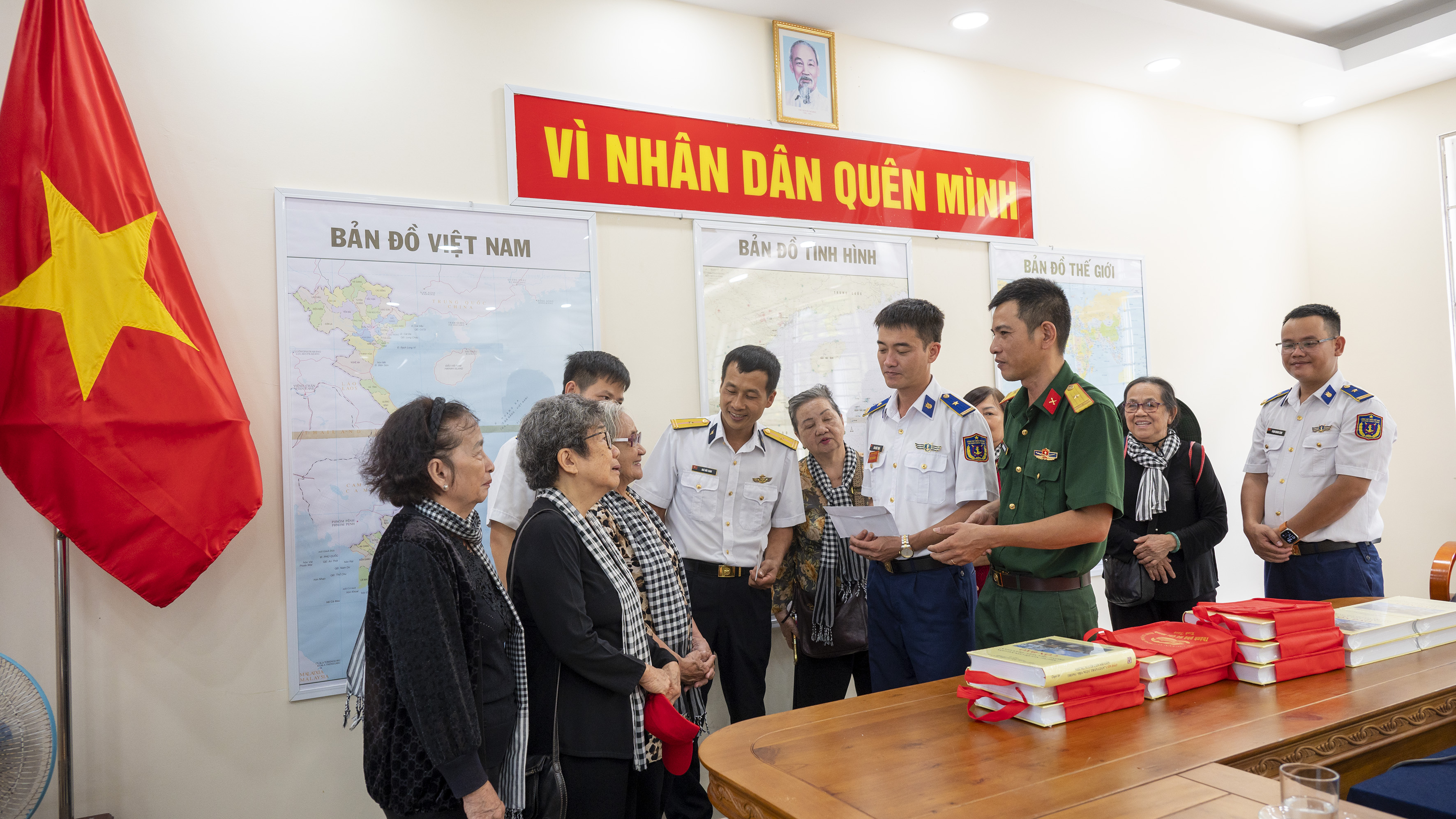 Ban liên lạc Cựu tù chính trị và tù binh TP.Hồ Chí Minh thăm hỏi đời sống, tình hình thực hiện nhiệm vụ của cán bộ, chiến sĩ các đơn vị.