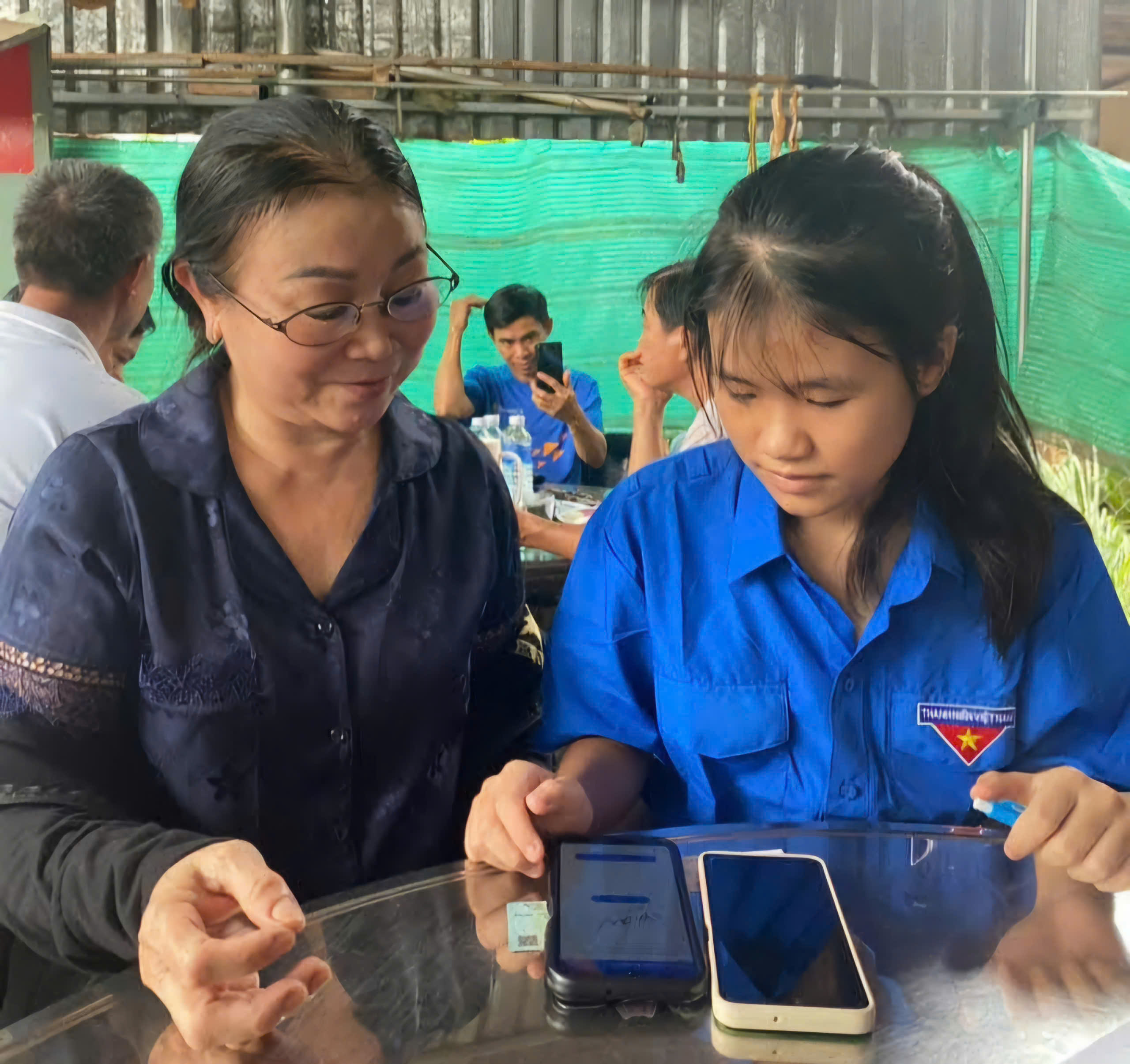 ĐVTN xã Bàu Chinh (huyện Châu Đức) hướng dẫn, hỗ trợ người dân cài đặt, sử dụng ứng dụng chuyển đổi số.
