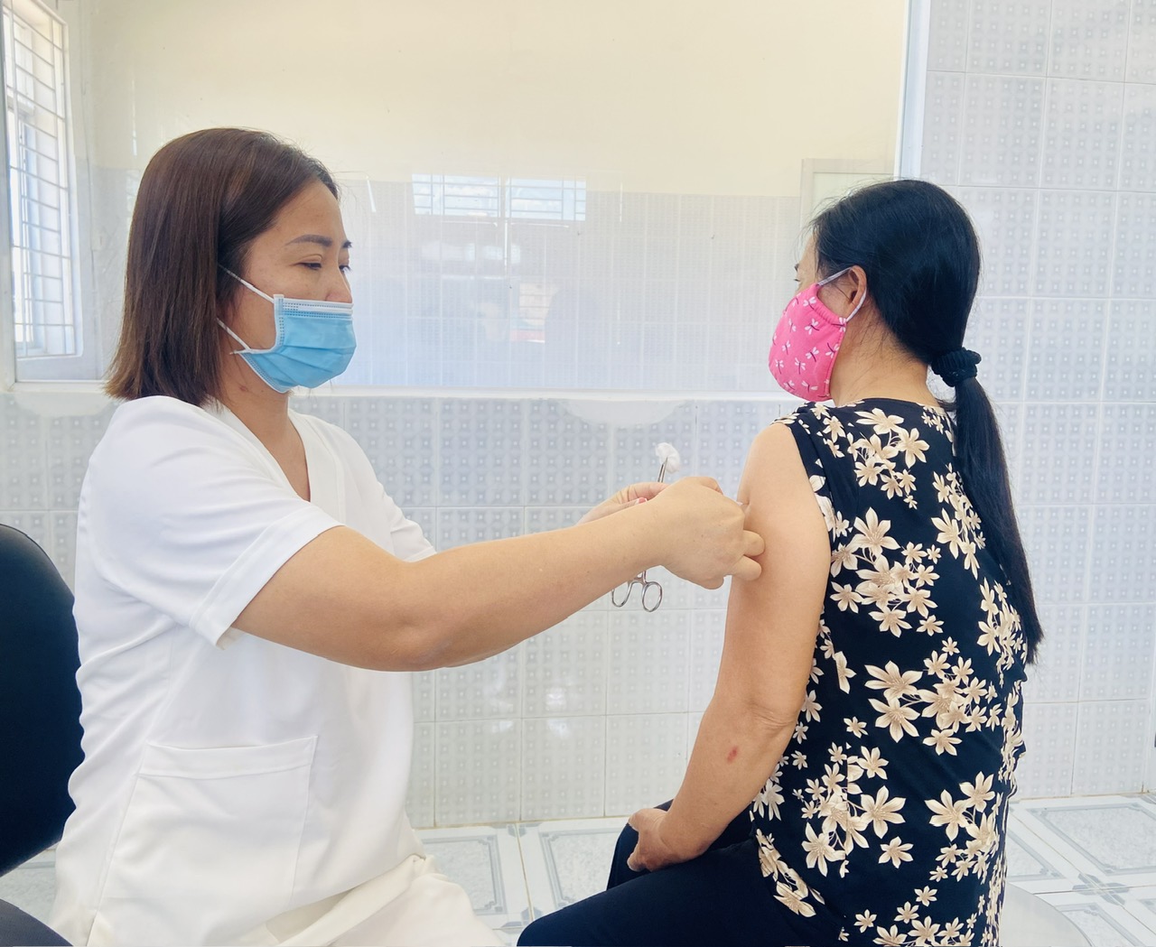 Trung tâm Kiểm soát bệnh tật tỉnh khuyến cáo, người dân khi bị chó, mèo cắn cần đến ngay cơ sở y tế để được tư vấn và tiêm vắc xin phòng bệnh dại. Ảnh minh họa.