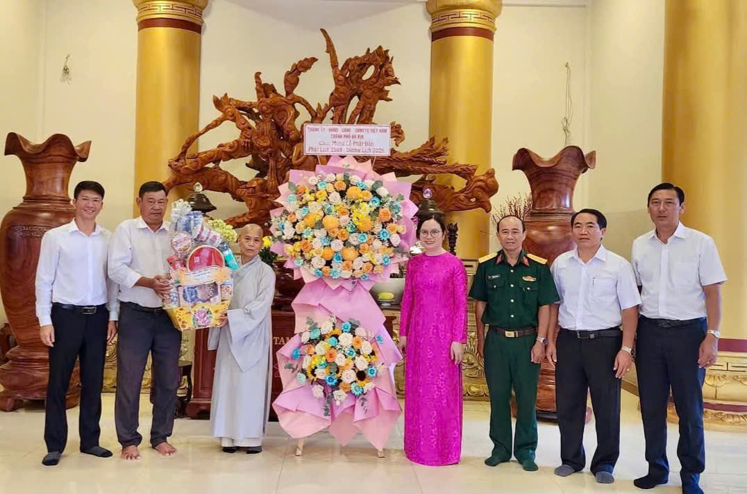 Đoàn do bà Nguyễn Minh Hoàng, Phó Bí thư Thường trực Thành ủy Bà Rịa thăm và chúc mừng các Chư tôn đức và đồng bào Phật tử trên địa bàn xã Long Phước.