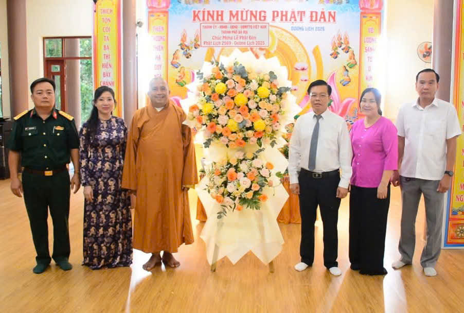 Ông Trần Thanh Dũng, Chủ tịch UBND TP.Bà Rịa cùng đoàn công tác tặng hoa chúc mừng các tăng, ni, tín đồ, Phật tử trên địa bàn xã Hòa Long và phường Kim Dinh. 