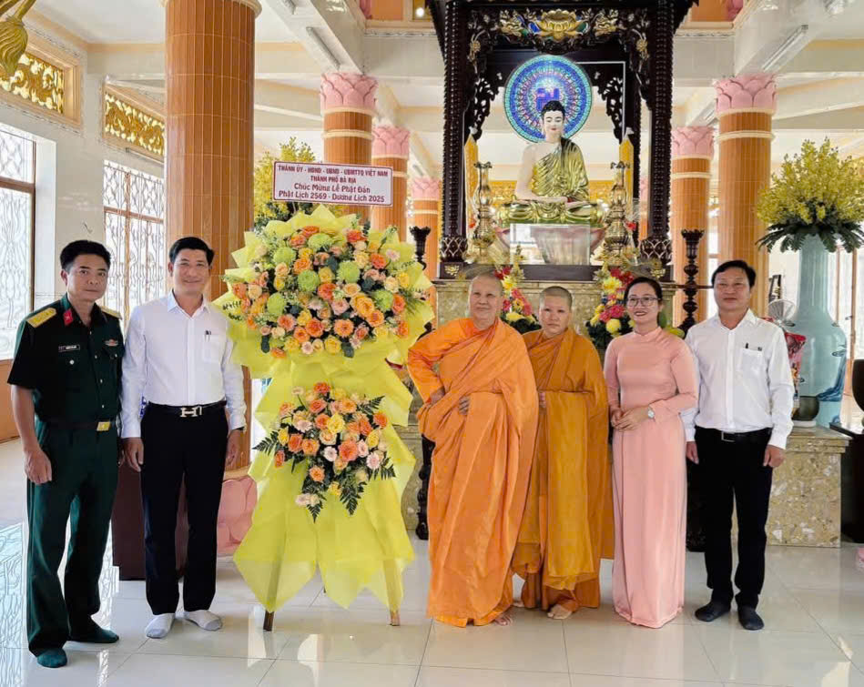 Ông Đặng Huy Quang, Phó chủ tịch UBND TP. Bà Rịa cùng đoàn công tác thăm, chúc mừng các cơ sở tôn giáo trên địa bàn phường Long Hương.