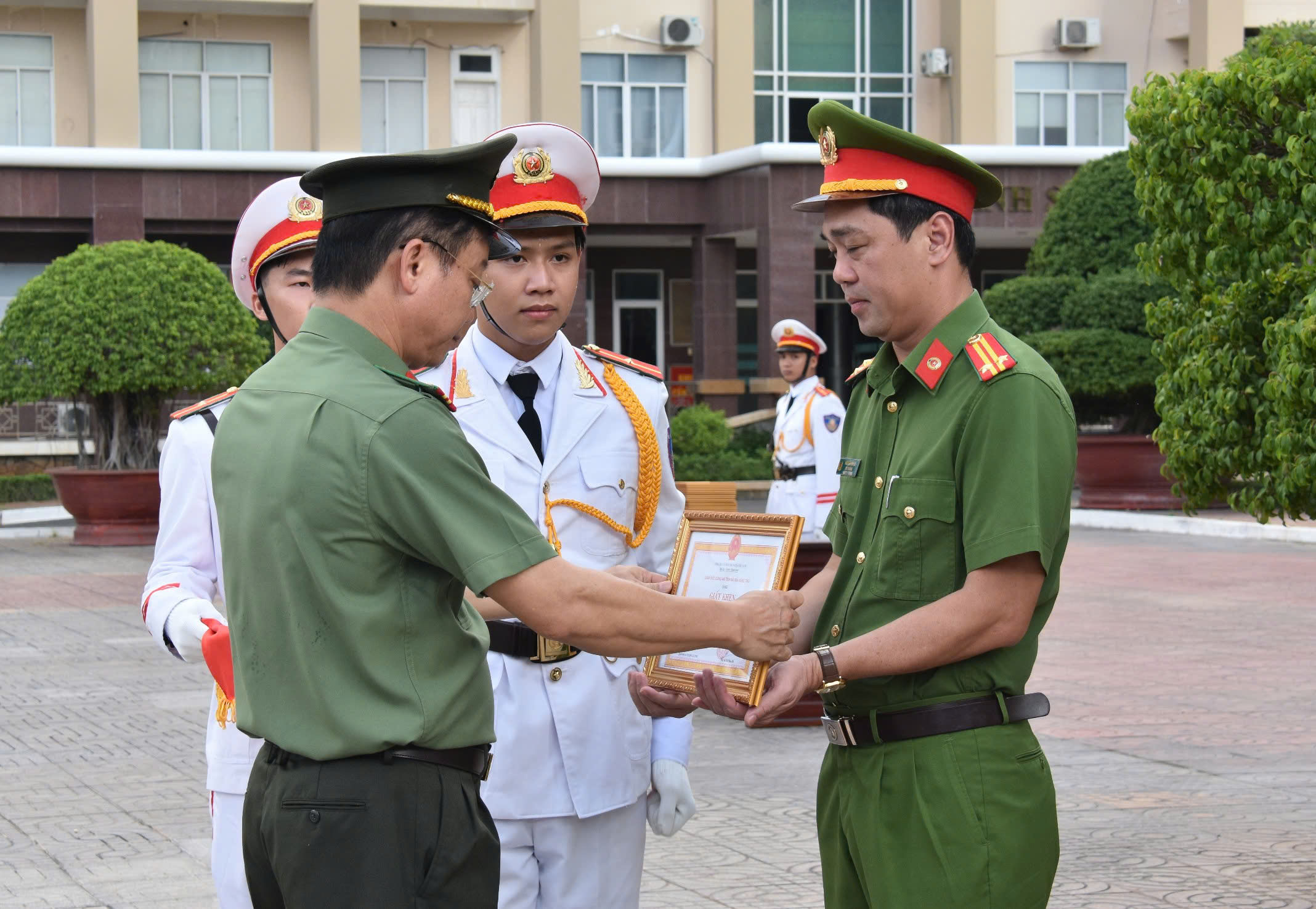 Giám đốc Công an tỉnh khen thưởng các tập thể, cá nhân có thành tích xuất sắc trong các mặt công tác, chiến đấu.
