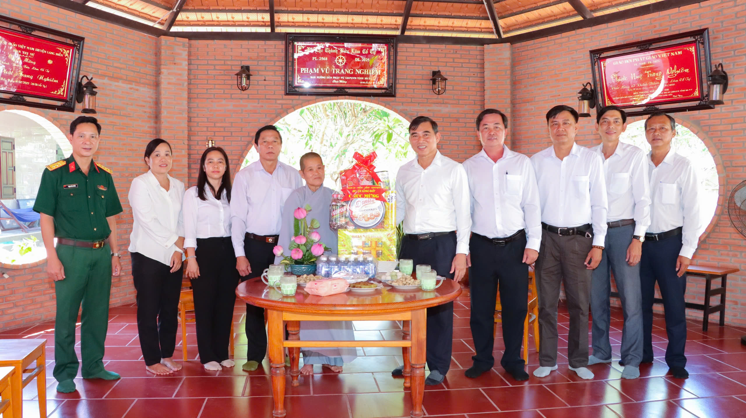 Ông Trần Thượng Chí, Bí thư Huyện ủy Long Đất thăm và chúc mừng các tăng ni, phật tử trên địa bàn TT. Long Hải.
