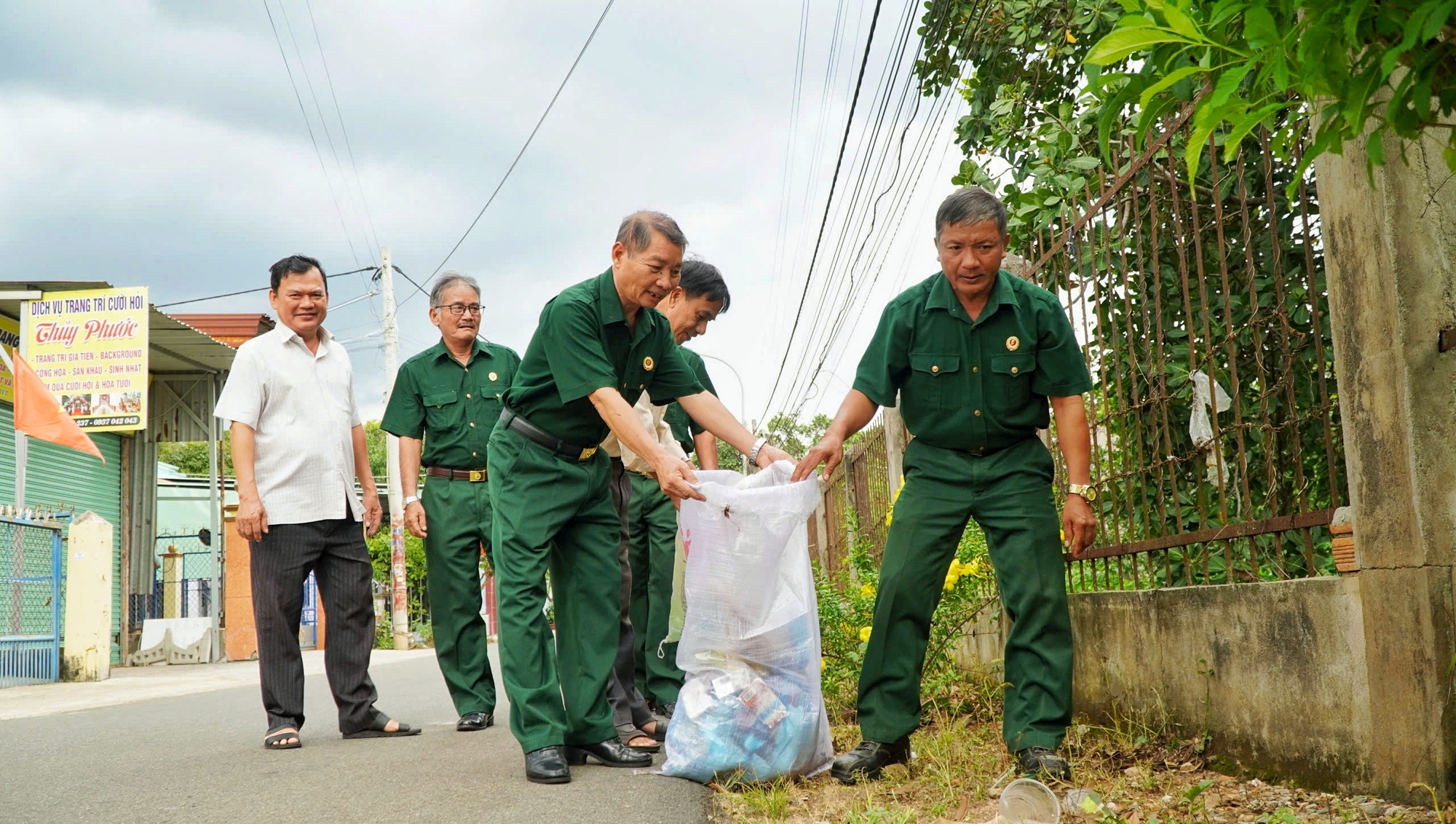 Cựu chiến binh huyện Châu Đức tham gia dọn vệ sinh môi trường.