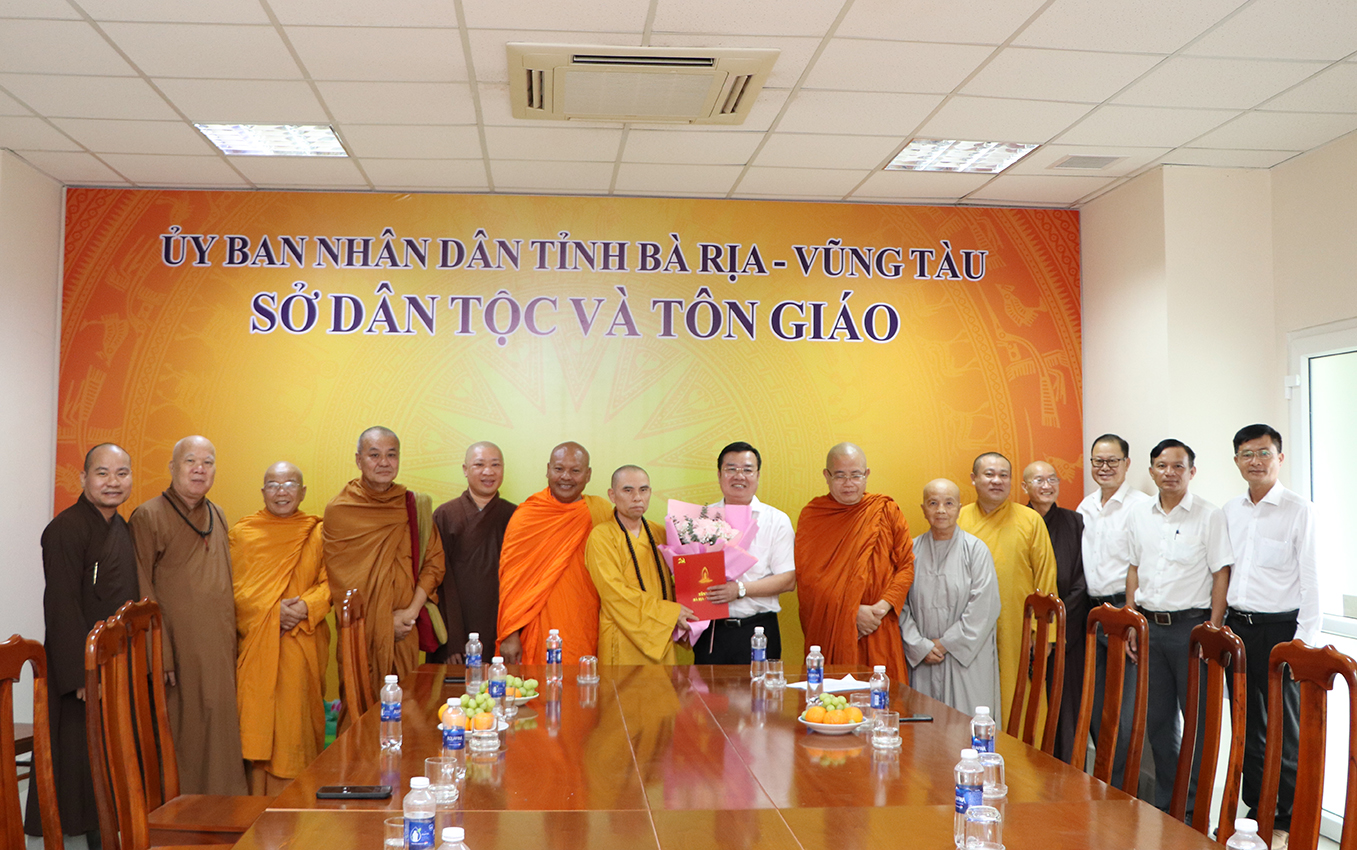 Ông Nguyễn Văn Đồng, Giám đốc Sở Dân tộc và Tôn giáo, chúc mừng Đoàn đại biểu Ban trị sự Giáo hội Phật giáo Việt Nam tỉnh dự Đại lễ Vesak Liên hợp quốc.