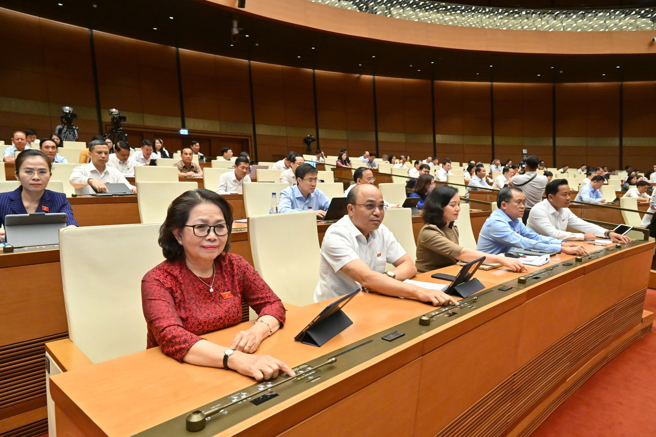 Đoàn ĐBQH tỉnh Bà Rịa - Vũng Tàu biểu quyết điện tử về Nghị quyết về việc sửa đổi, bổ sung một số điều của Hiến pháp năm 2013.